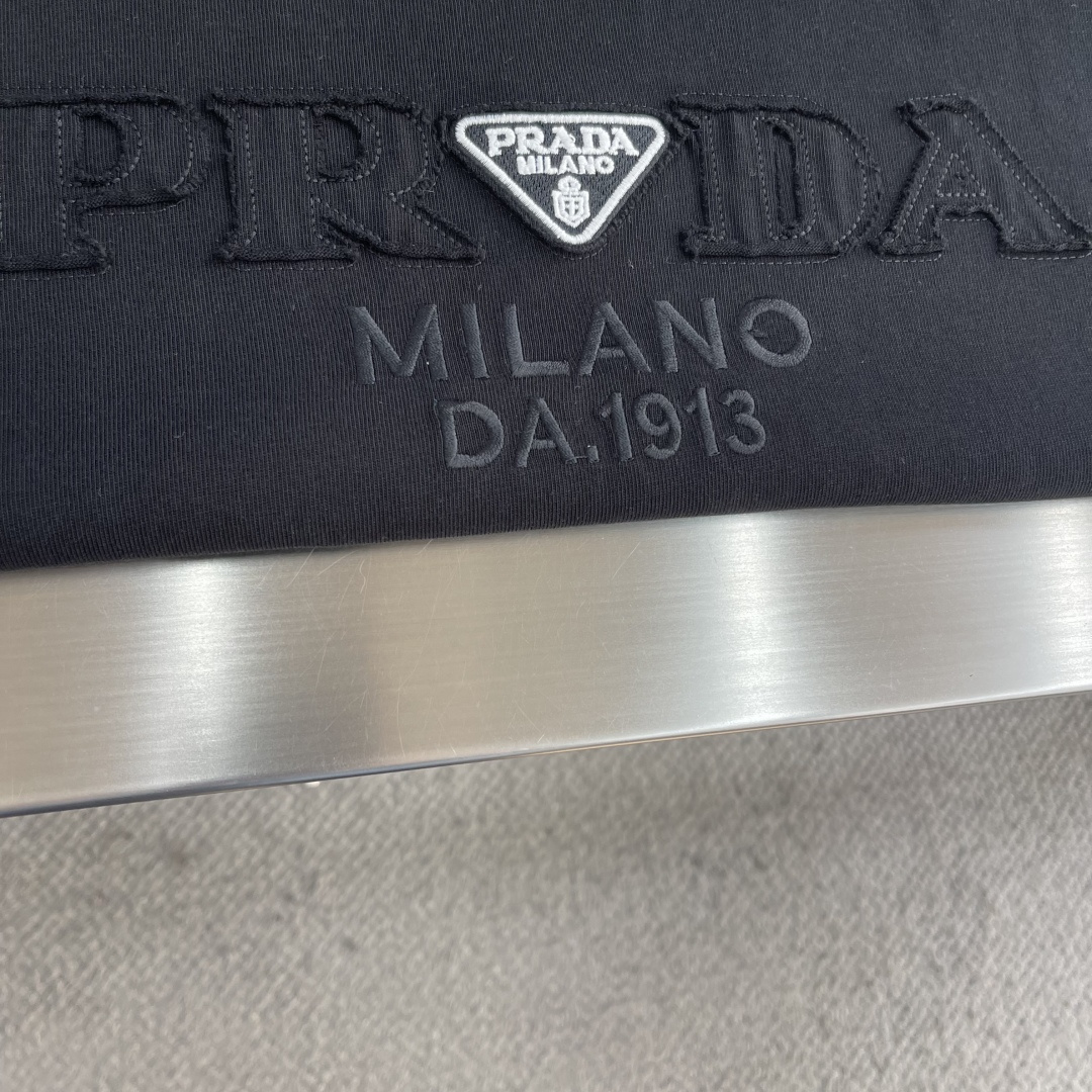 -PRAD 贴布绣字母‼️短袖T恤P家开春新款，圆领设计+高品质270g纯棉棉料，透气又舒适，夏天穿超合