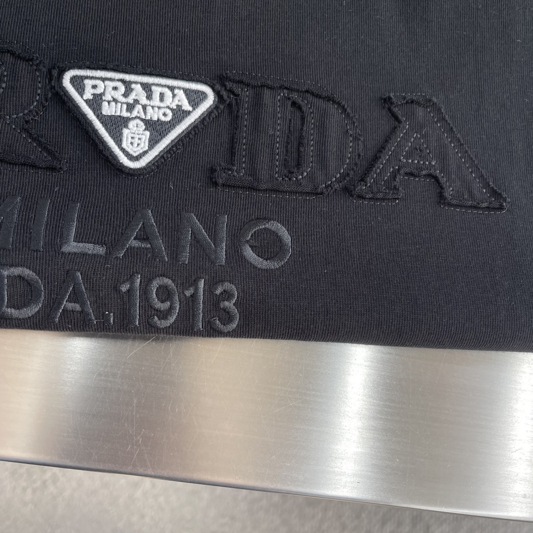 -PRAD 贴布绣字母‼️短袖T恤P家开春新款，圆领设计+高品质270g纯棉棉料，透气又舒适，夏天穿超合
