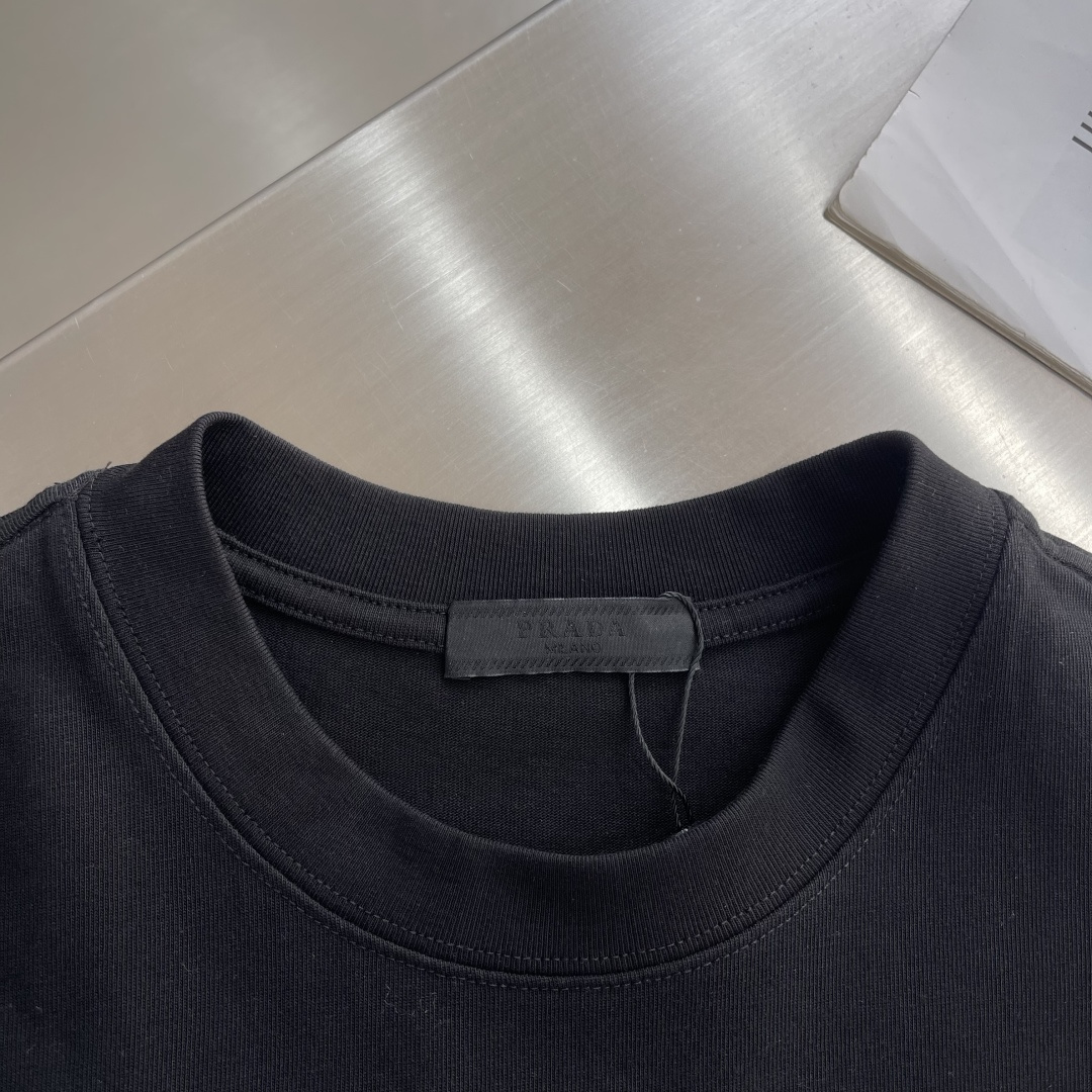 -PRAD 贴布绣字母‼️短袖T恤P家开春新款，圆领设计+高品质270g纯棉棉料，透气又舒适，夏天穿超合