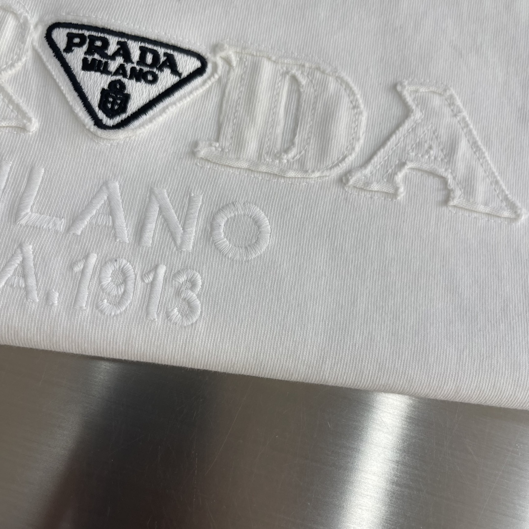 -PRAD 贴布绣字母‼️短袖T恤P家开春新款，圆领设计+高品质270g纯棉棉料，透气又舒适，夏天穿超合