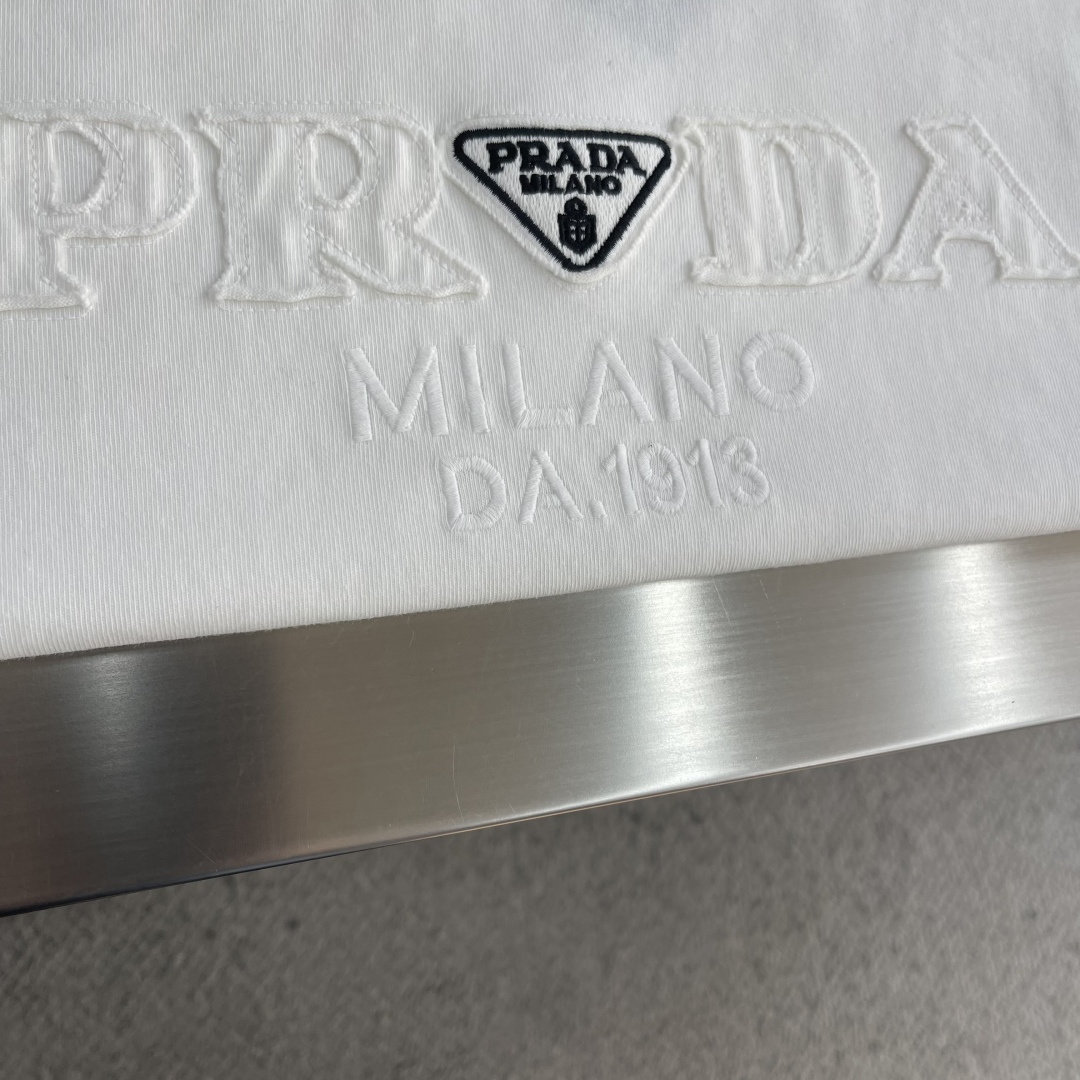 -PRAD 贴布绣字母‼️短袖T恤P家开春新款，圆领设计+高品质270g纯棉棉料，透气又舒适，夏天穿超合