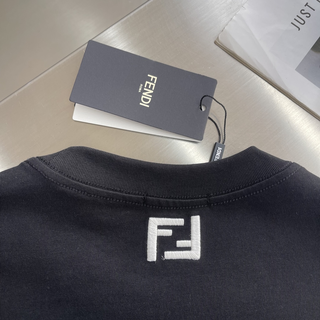 -FEND 100周年纪念款‼️T恤380g定制纯棉活性棉 面料透气舒适易清洗 正面3D双F字母刺绣图案