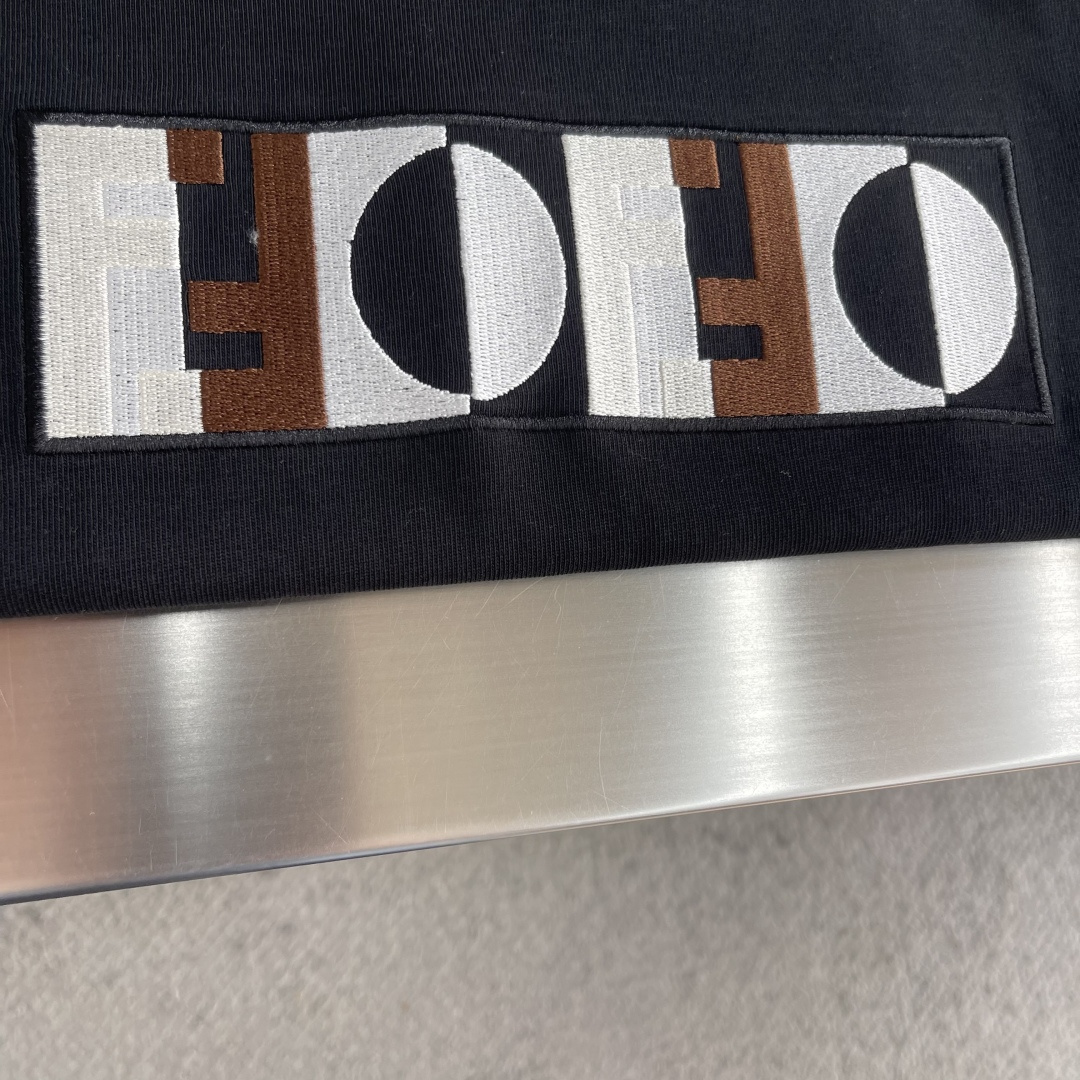 -FEND 100周年纪念款‼️T恤380g定制纯棉活性棉 面料透气舒适易清洗 正面3D双F字母刺绣图案