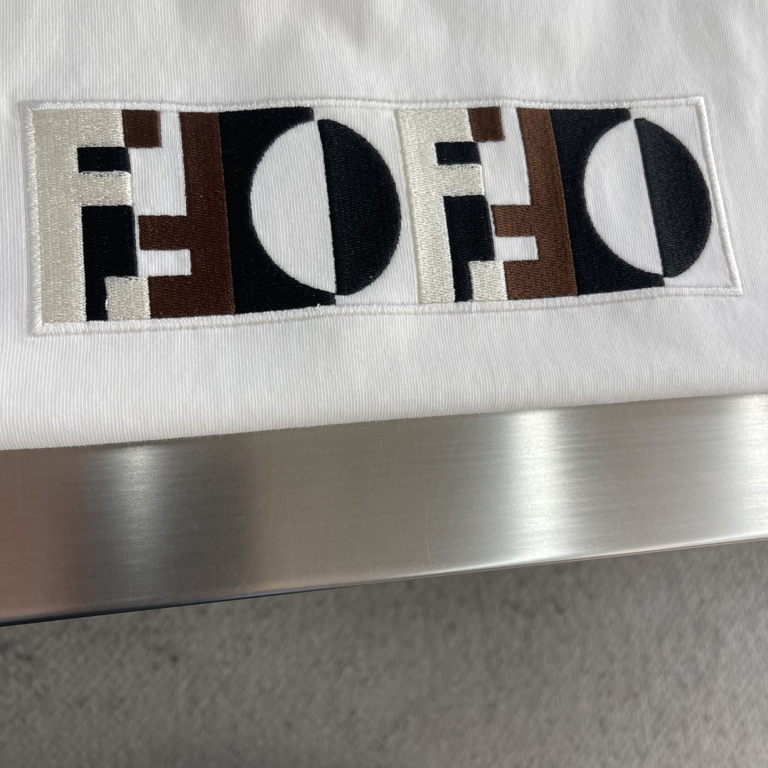 -FEND 100周年纪念款‼️T恤380g定制纯棉活性棉 面料透气舒适易清洗 正面3D双F字母刺绣图案