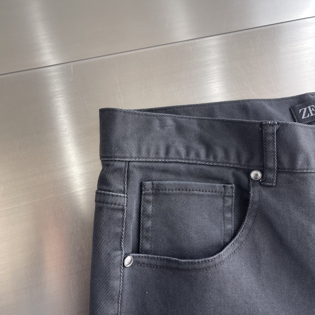 -Z ZEGN 修身直筒牛仔裤意式剪裁与高端面料的绅士休闲新范式一、品牌基因：意大利百年匠心的「奢侈男装