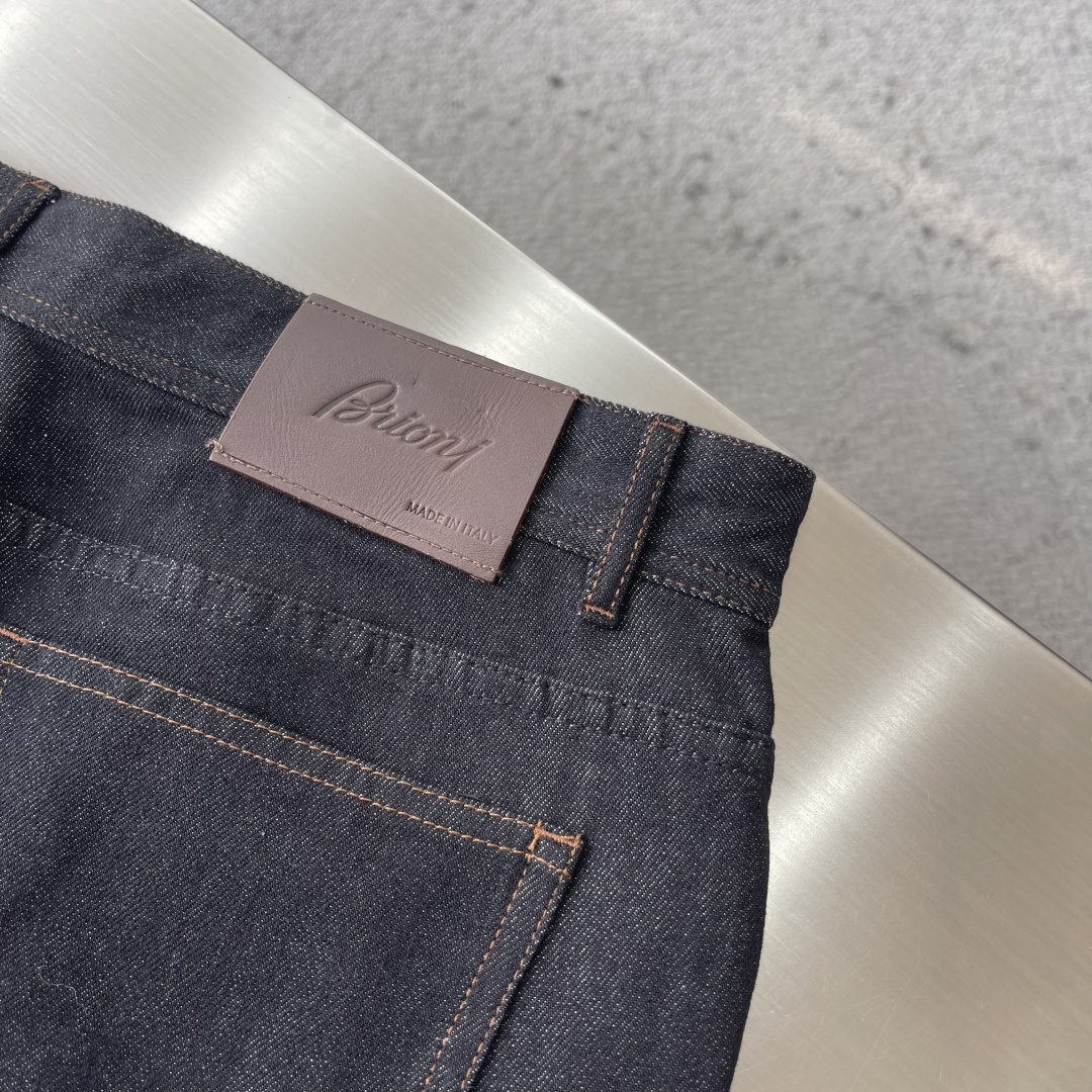 -Brioni 嬉皮客经典丹宁牛仔裤意式匠心的奢华休闲新范式以顶级面料与洗水工艺，重塑经典丹宁的优雅基因