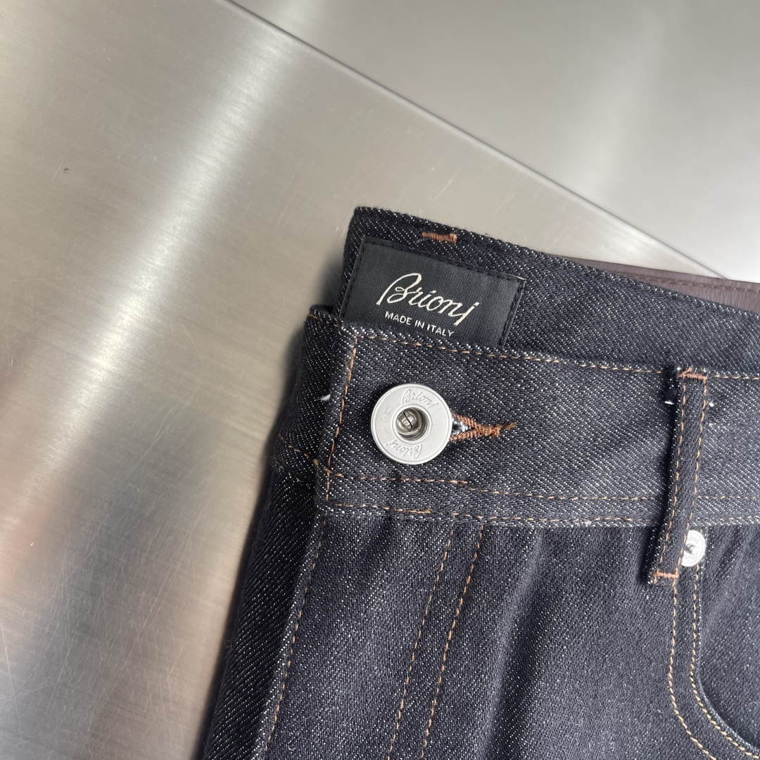 -Brioni 嬉皮客经典丹宁牛仔裤意式匠心的奢华休闲新范式以顶级面料与洗水工艺，重塑经典丹宁的优雅基因