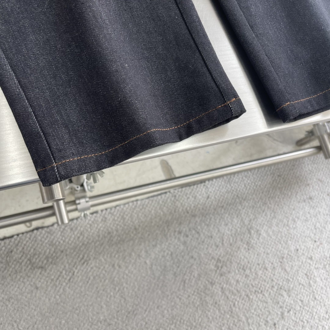 -Brioni 嬉皮客经典丹宁牛仔裤意式匠心的奢华休闲新范式以顶级面料与洗水工艺，重塑经典丹宁的优雅基因