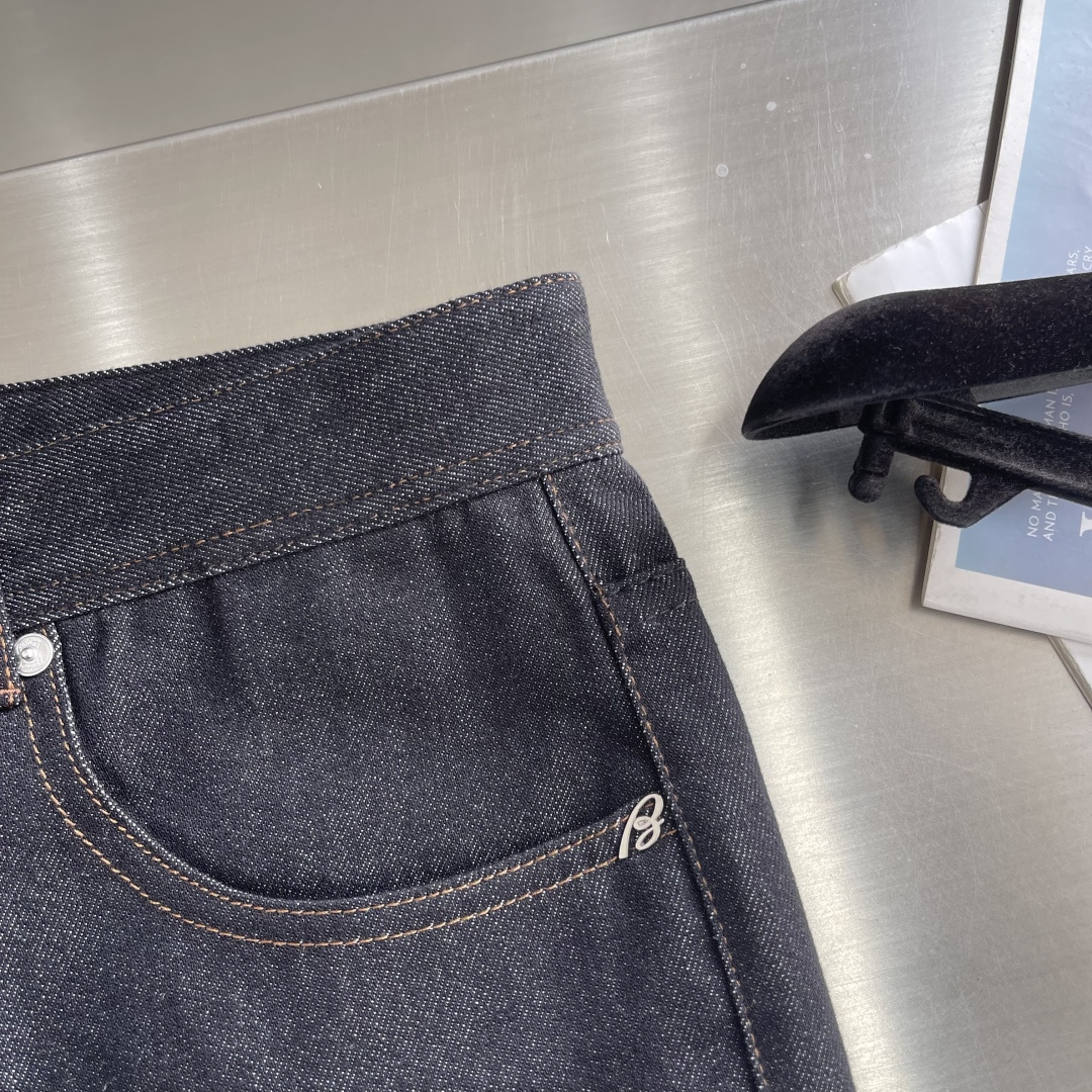 -Brioni 嬉皮客经典丹宁牛仔裤意式匠心的奢华休闲新范式以顶级面料与洗水工艺，重塑经典丹宁的优雅基因