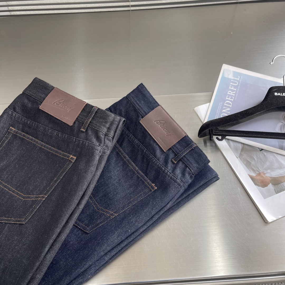 -Brioni 嬉皮客经典丹宁牛仔裤意式匠心的奢华休闲新范式以顶级面料与洗水工艺，重塑经典丹宁的优雅基因