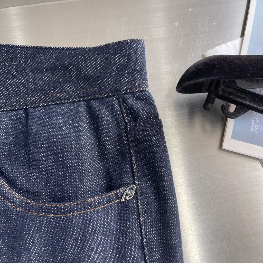 -Brioni 嬉皮客经典丹宁牛仔裤意式匠心的奢华休闲新范式以顶级面料与洗水工艺，重塑经典丹宁的优雅基因