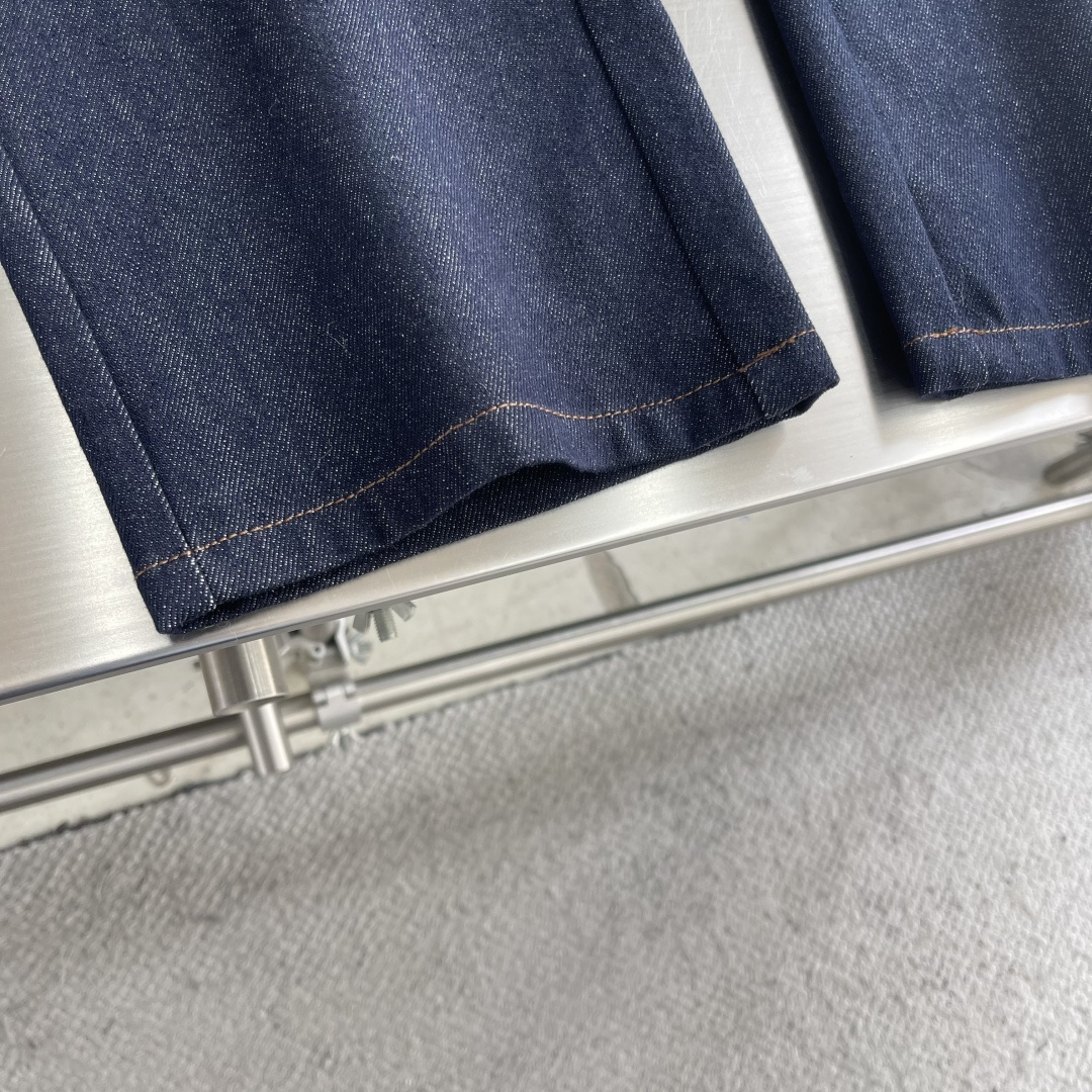 -Brioni 嬉皮客经典丹宁牛仔裤意式匠心的奢华休闲新范式以顶级面料与洗水工艺，重塑经典丹宁的优雅基因