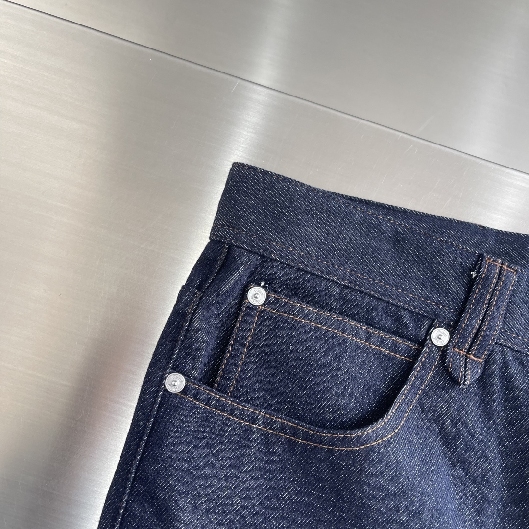 -Brioni 嬉皮客经典丹宁牛仔裤意式匠心的奢华休闲新范式以顶级面料与洗水工艺，重塑经典丹宁的优雅基因