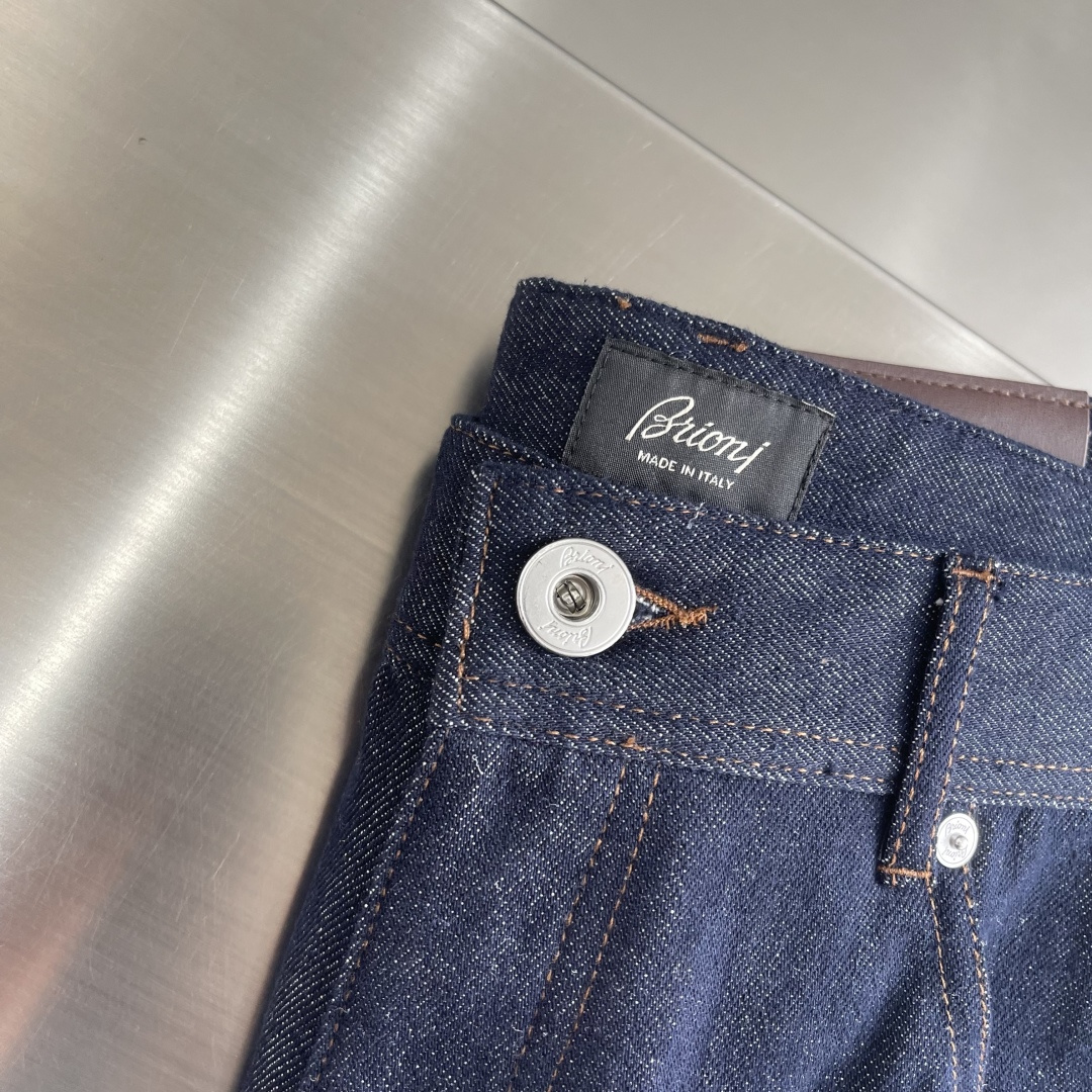 -Brioni 嬉皮客经典丹宁牛仔裤意式匠心的奢华休闲新范式以顶级面料与洗水工艺，重塑经典丹宁的优雅基因