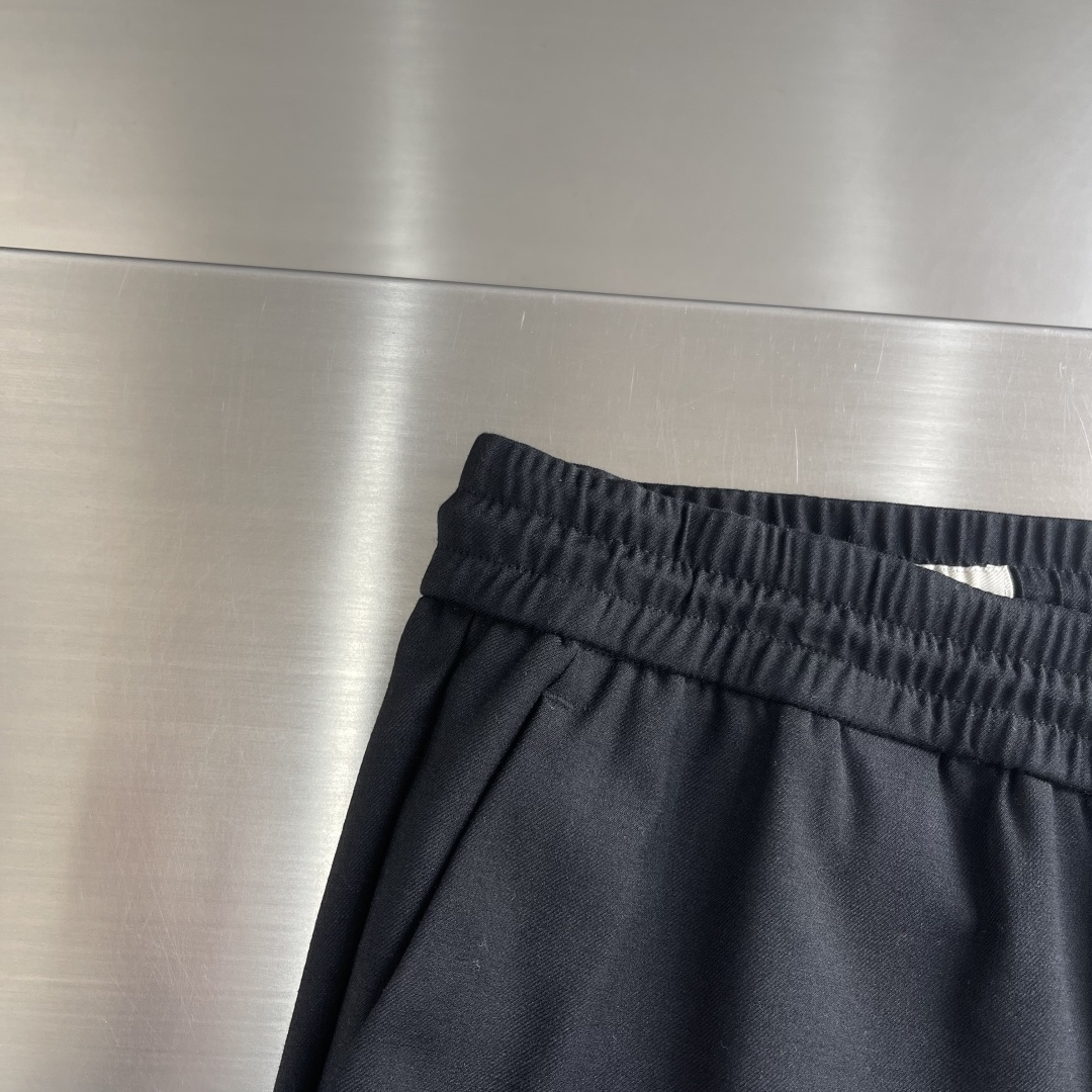 -BC抽绳休闲裤：意式「隐奢主义」的松弛哲学】抽绳腰头的松弛哲学，以及隐奢主义的细节设计，重新定义高端休