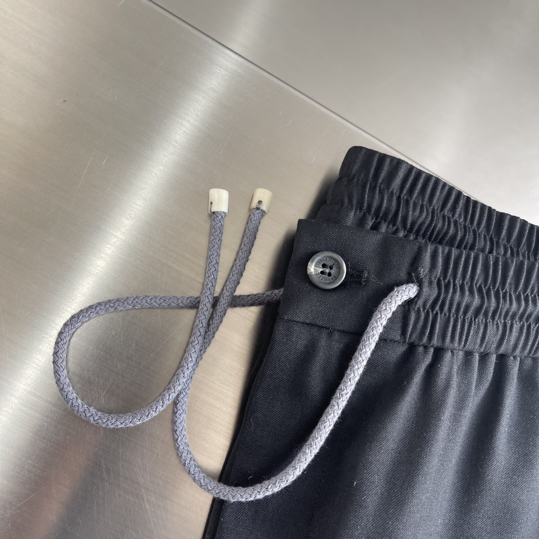 -BC抽绳休闲裤：意式「隐奢主义」的松弛哲学】抽绳腰头的松弛哲学，以及隐奢主义的细节设计，重新定义高端休