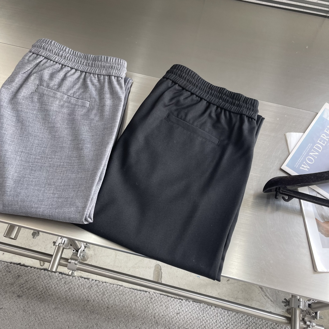 -BC抽绳休闲裤：意式「隐奢主义」的松弛哲学】抽绳腰头的松弛哲学，以及隐奢主义的细节设计，重新定义高端休