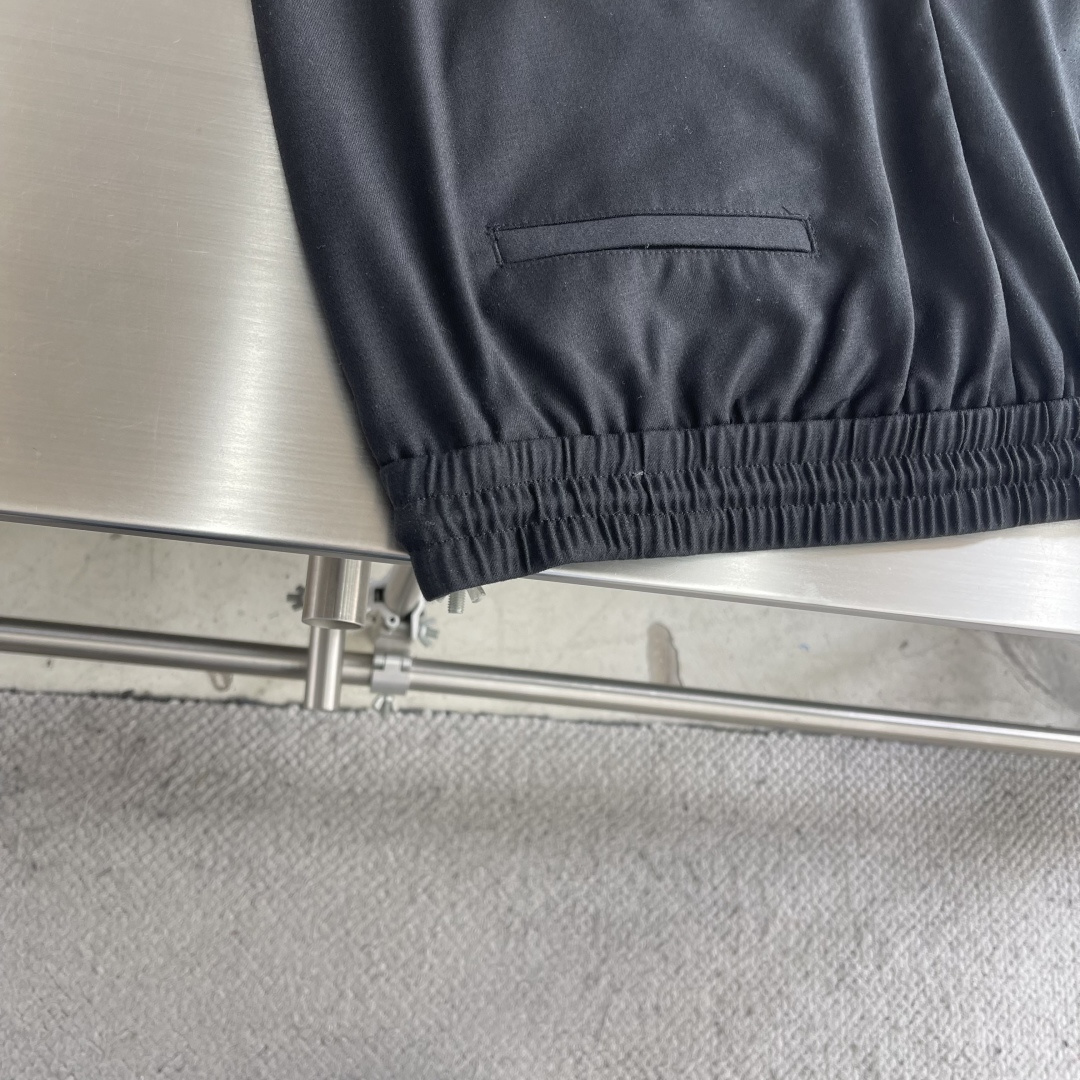 -BC抽绳休闲裤：意式「隐奢主义」的松弛哲学】抽绳腰头的松弛哲学，以及隐奢主义的细节设计，重新定义高端休