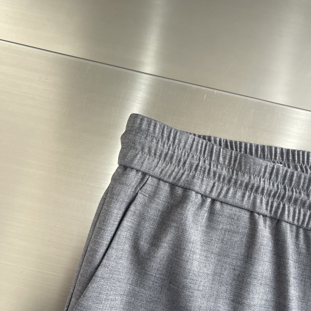 -BC抽绳休闲裤：意式「隐奢主义」的松弛哲学】抽绳腰头的松弛哲学，以及隐奢主义的细节设计，重新定义高端休