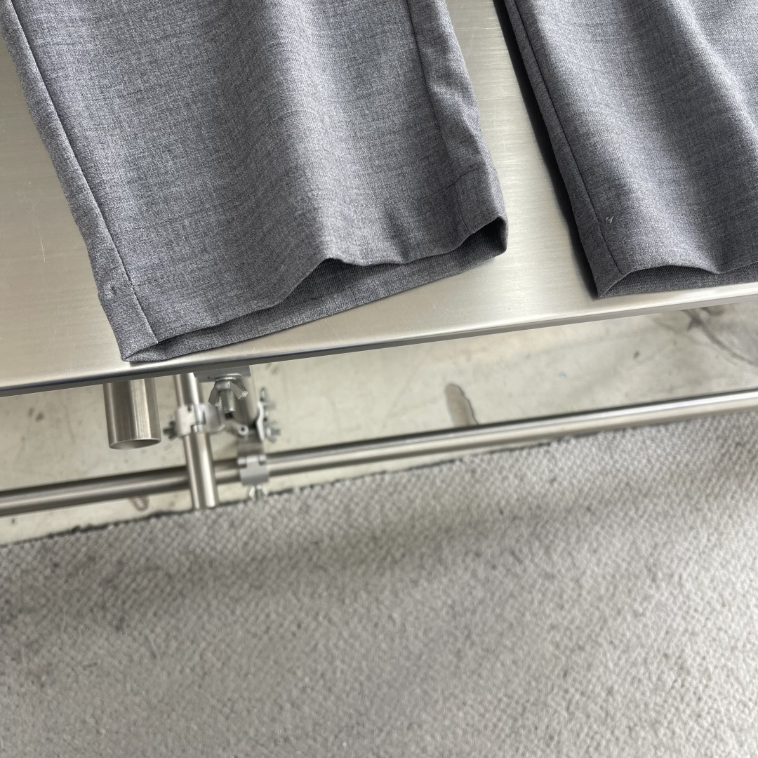 -BC抽绳休闲裤：意式「隐奢主义」的松弛哲学】抽绳腰头的松弛哲学，以及隐奢主义的细节设计，重新定义高端休