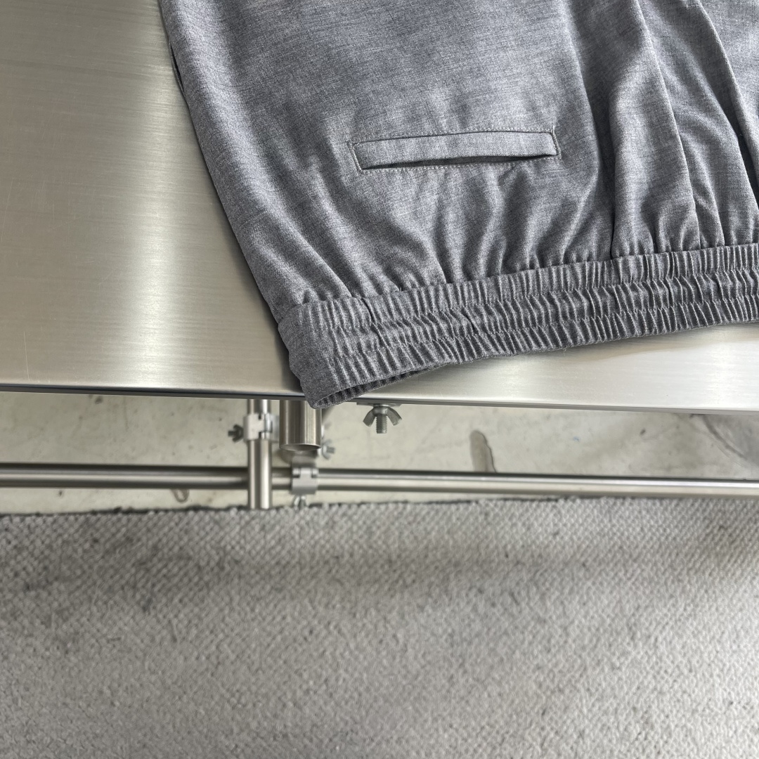 -BC抽绳休闲裤：意式「隐奢主义」的松弛哲学】抽绳腰头的松弛哲学，以及隐奢主义的细节设计，重新定义高端休