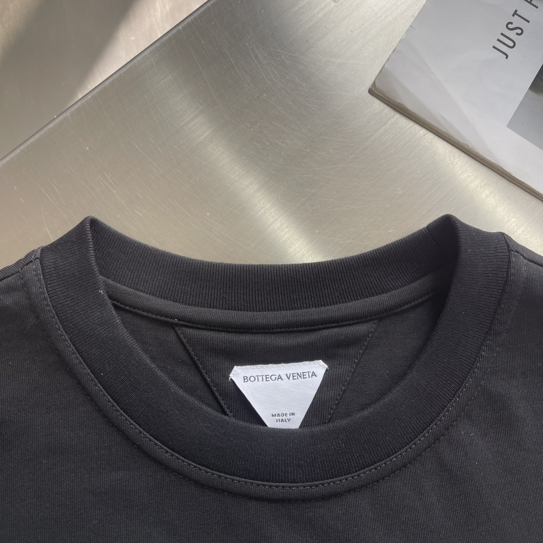 -Bottega Veneta BV 编织皮革口袋短袖定制云柔丝光棉 柔软细腻 舒适贴肤 以粉笔白定格时