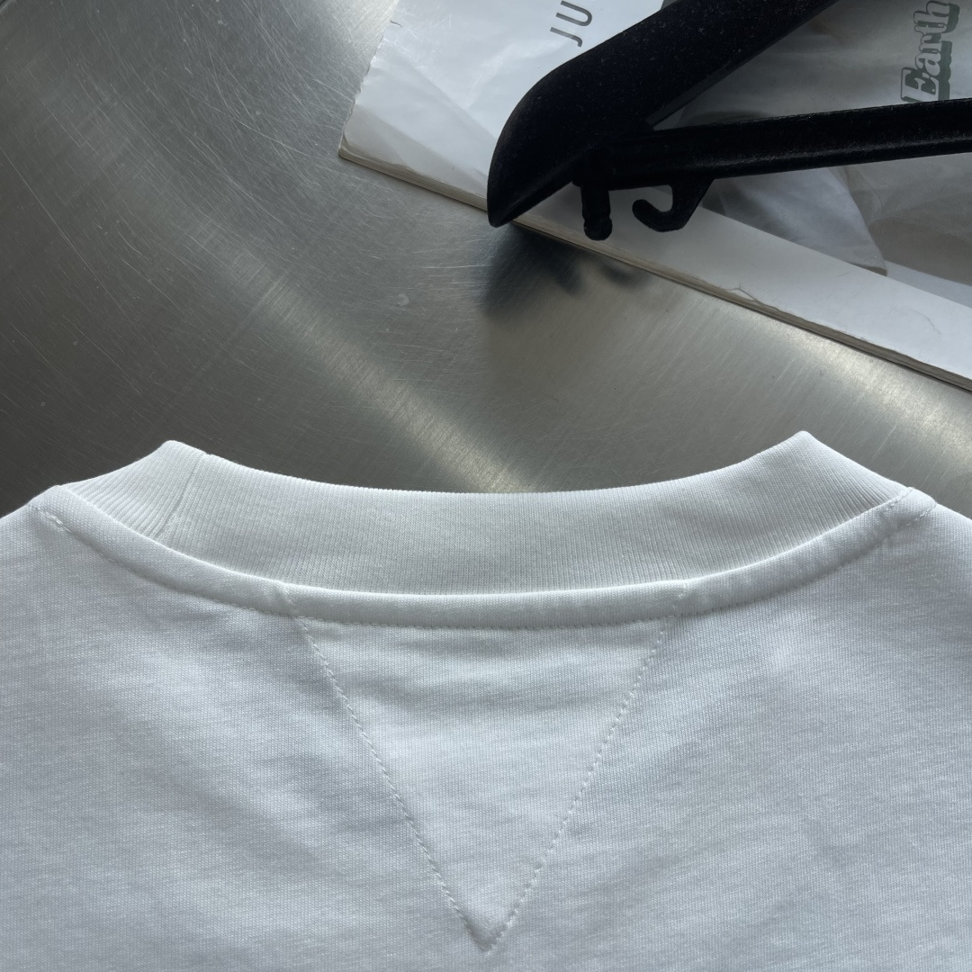 -Bottega Veneta BV 编织皮革口袋短袖定制云柔丝光棉 柔软细腻 舒适贴肤 以粉笔白定格时
