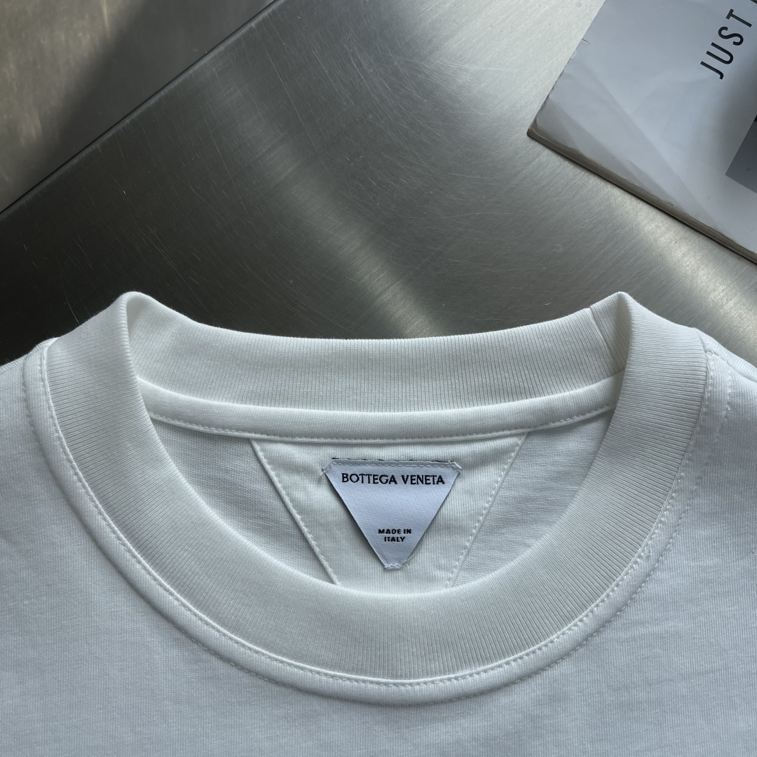 -Bottega Veneta BV 编织皮革口袋短袖定制云柔丝光棉 柔软细腻 舒适贴肤 以粉笔白定格时