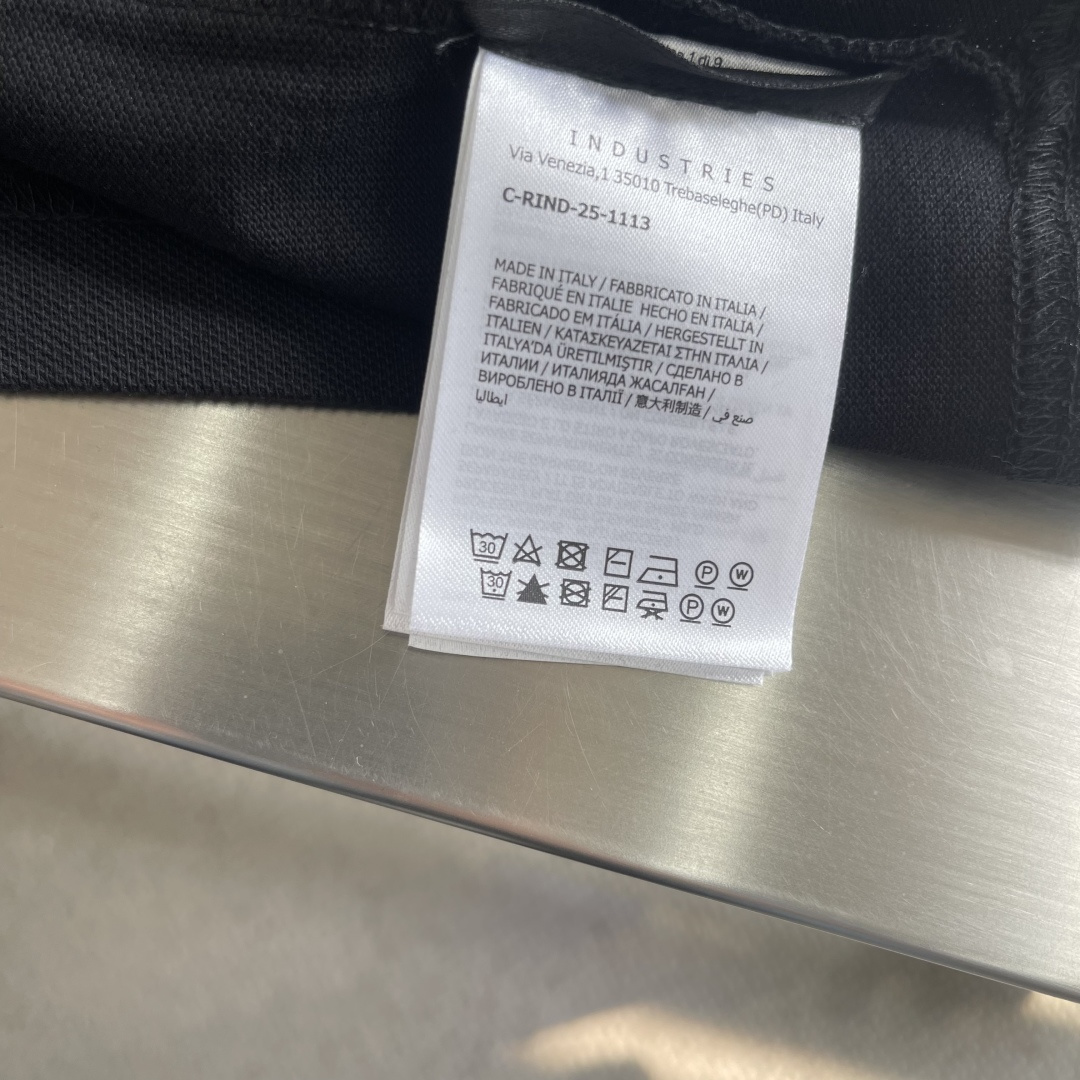 -mon 标识Polo衫定制丝光棉凝格珠地料 紧致细腻 舒适贴肤 以纯白之色 诠释高雅风尚 标志性Mon