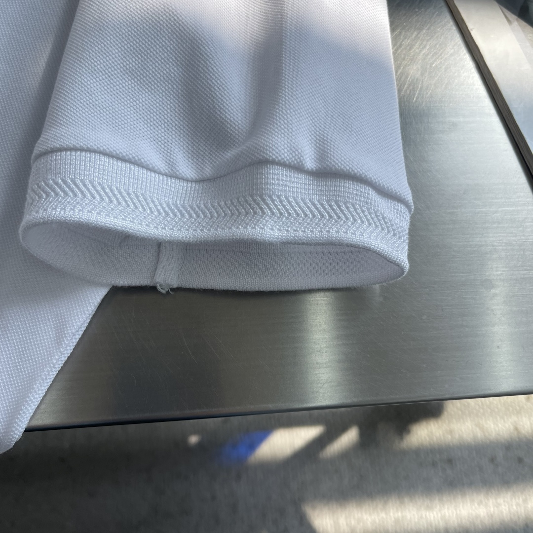 -mon 标识Polo衫定制丝光棉凝格珠地料 紧致细腻 舒适贴肤 以纯白之色 诠释高雅风尚 标志性Mon