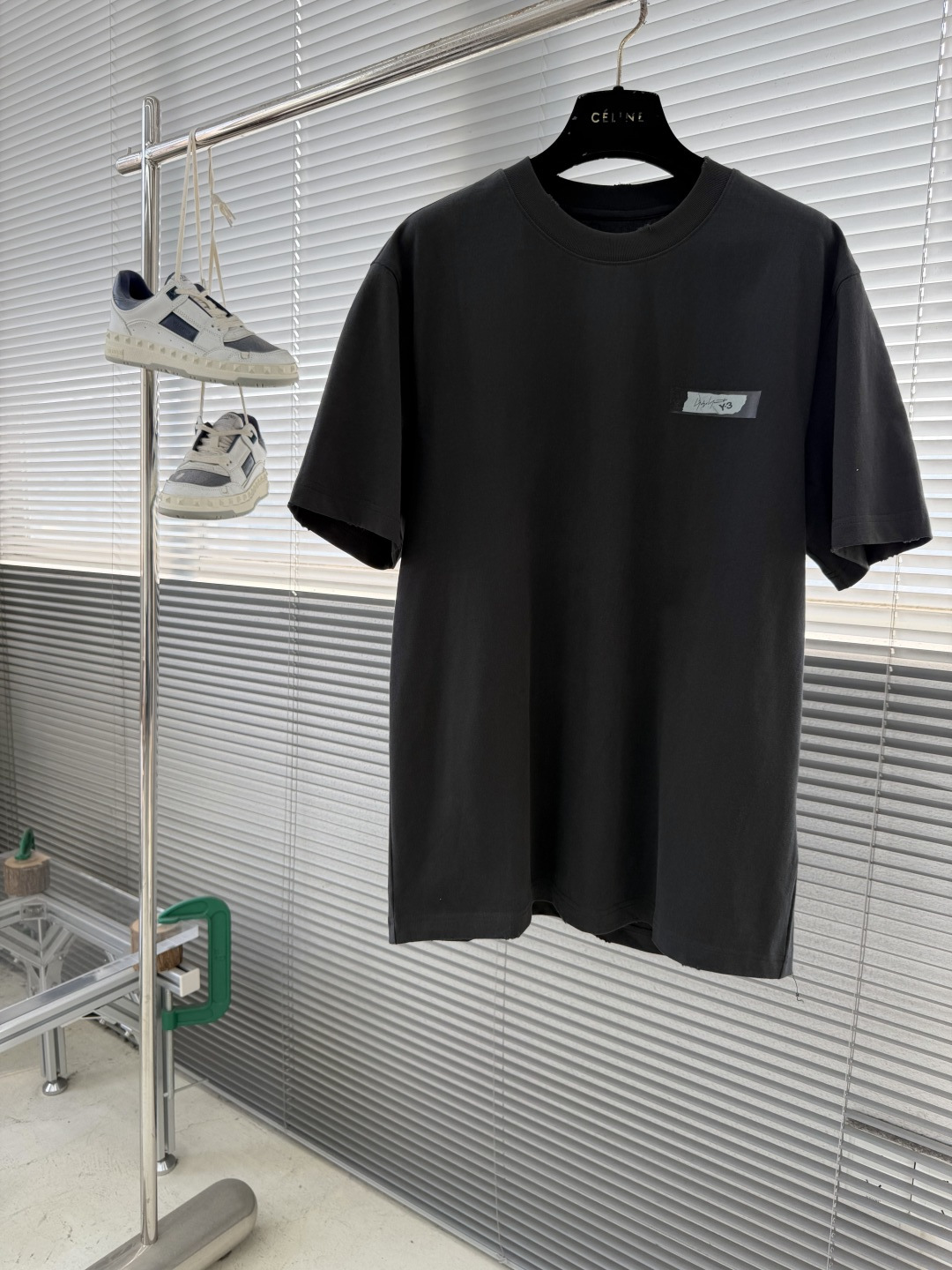 NO:743371,The highest version on the market, the girl inspects the goods, trims the three marks on the threads, and delivers the goods. You can post pictures and take videos. If you want quality and service, please add me on WeChat. We will not accept urgent orders. -Y-3 2026 Spring and Summer Series Short-sleeved T-shirt Size M-5XL Regular fit Fashion brand brushed plain fabric, 270 grams in weight, the fabric texture is smooth and clear, it feels crisp and stylish, soft and skin-friendly.  2. The front panel uses a two-layer printing process, and the collar, cuffs, and hems are frayed, making it simple and elegant. Men's clothing, T-shirt, tees, t-shirt,19860909市面最高版本小妹验货、修剪线头上三标、发货可发图及拍视频,要品质要服务的加我微信,不接急单. -Y-3 2026春夏系列短袖T恤 码数M-5XL 常规版型 潮牌磨毛平纹面料,270克重,面料纹路平整清晰,手感挺括有型,柔软亲肤 . 2.前幅采用两层印花工艺,领口袖口下摆都做了磨破处理,简约大气 .,男装,T-shirt,tees，t-shirt,,Women's clothing