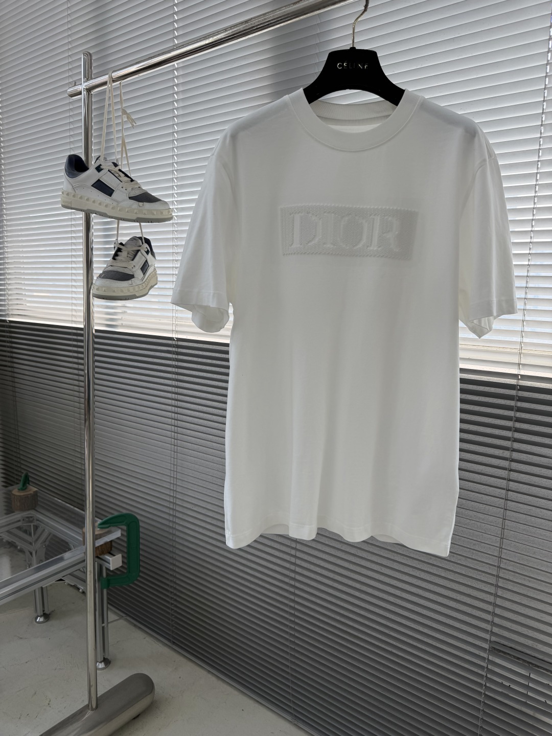-Dio 纯棉抗菌面料，230克重，透气速干，手感挺阔有型，穿着舒适 。 前后幅采用同色系的中空万针刺绣