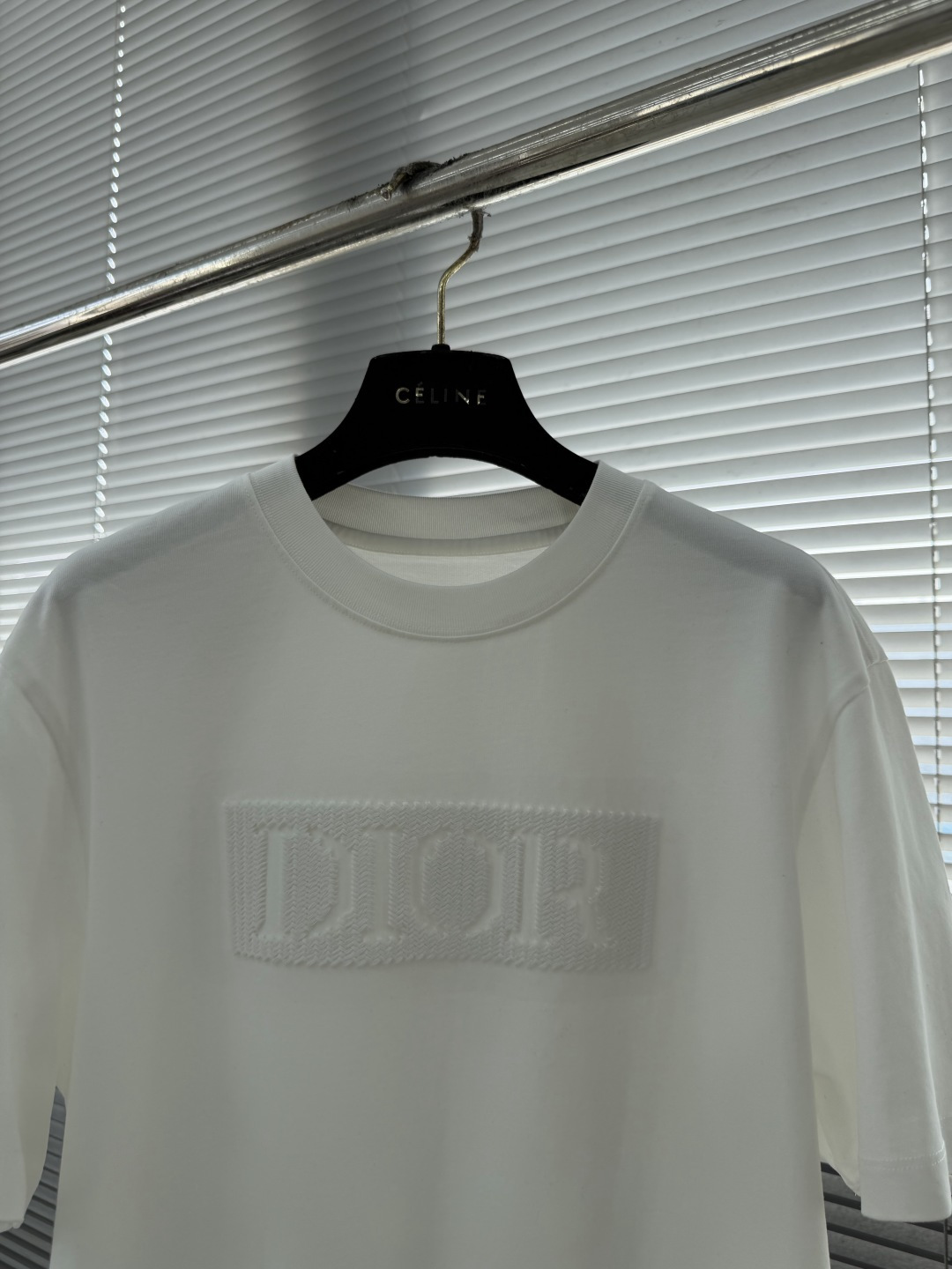 -Dio 纯棉抗菌面料，230克重，透气速干，手感挺阔有型，穿着舒适 。 前后幅采用同色系的中空万针刺绣