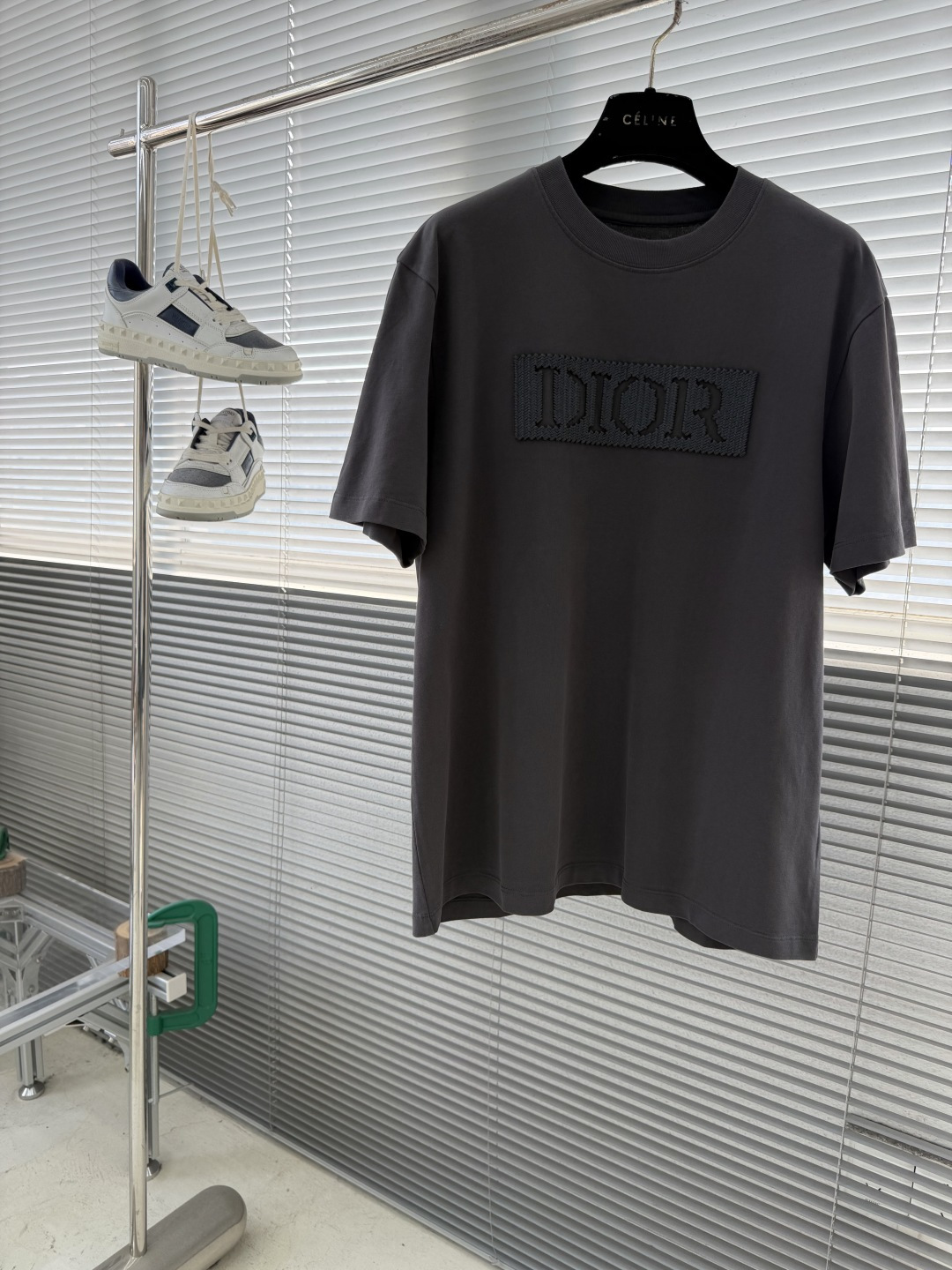 -Dio 纯棉抗菌面料，230克重，透气速干，手感挺阔有型，穿着舒适 。 前后幅采用同色系的中空万针刺绣