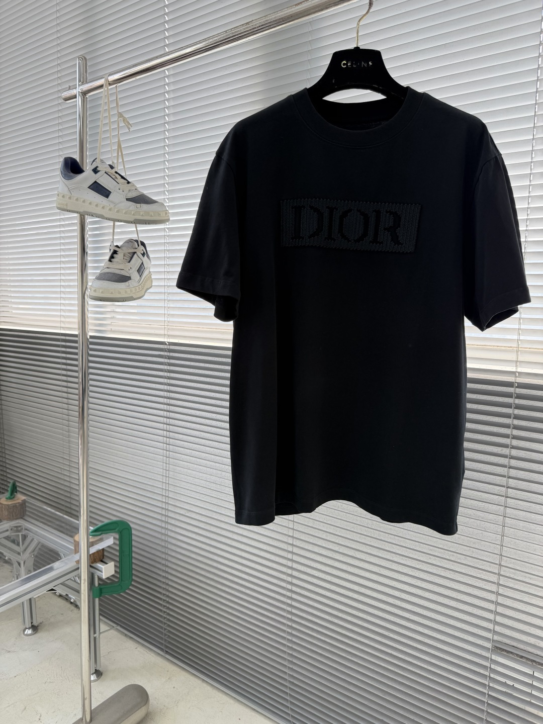 -Dio 纯棉抗菌面料，230克重，透气速干，手感挺阔有型，穿着舒适 。 前后幅采用同色系的中空万针刺绣