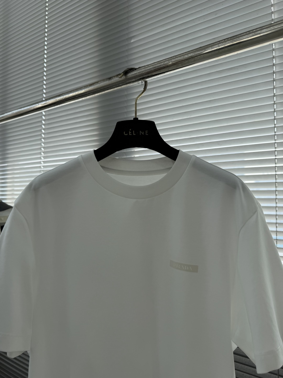 -PRAD 2026新款短袖 潮棉平纹面料，210克重，100%纯棉，手感挺括有型，穿着亲肤舒适。 前幅