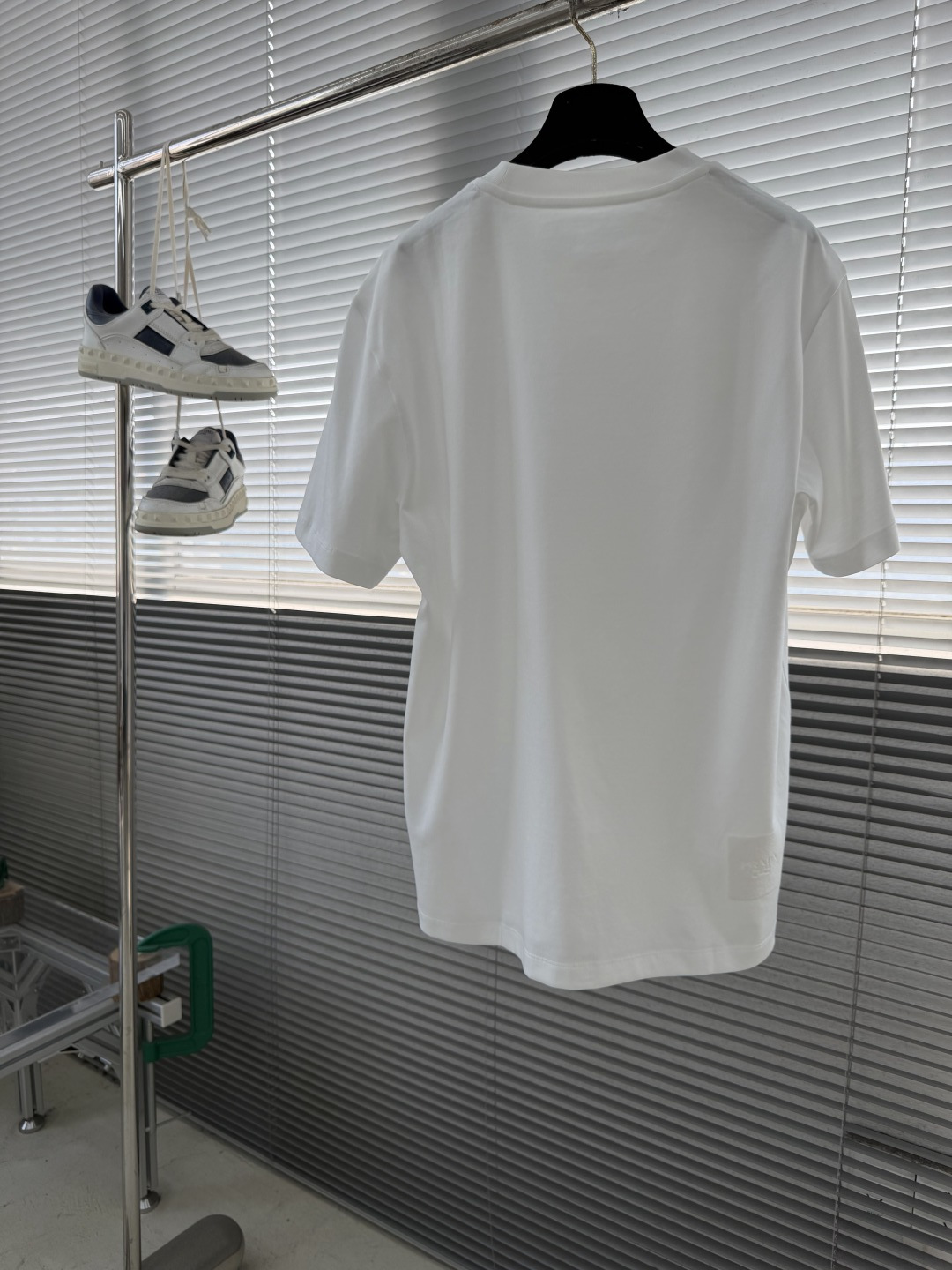 -PRAD 2026新款短袖 潮棉平纹面料，210克重，100%纯棉，手感挺括有型，穿着亲肤舒适。 前幅