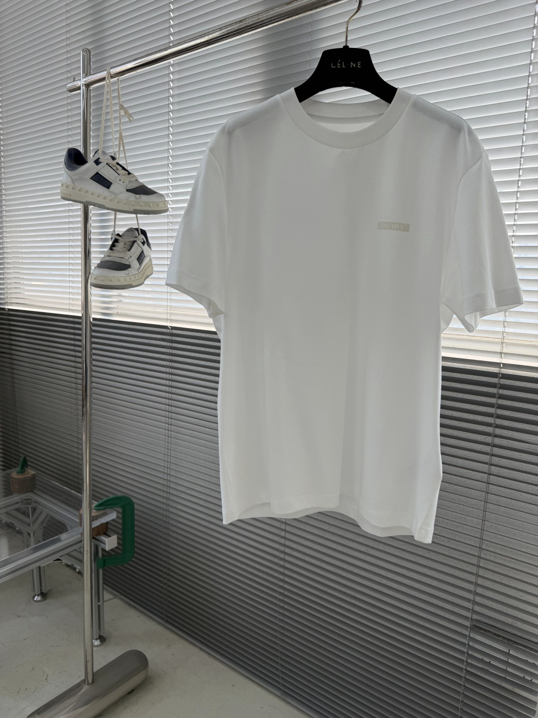 -PRAD 2026新款短袖 潮棉平纹面料，210克重，100%纯棉，手感挺括有型，穿着亲肤舒适。 前幅