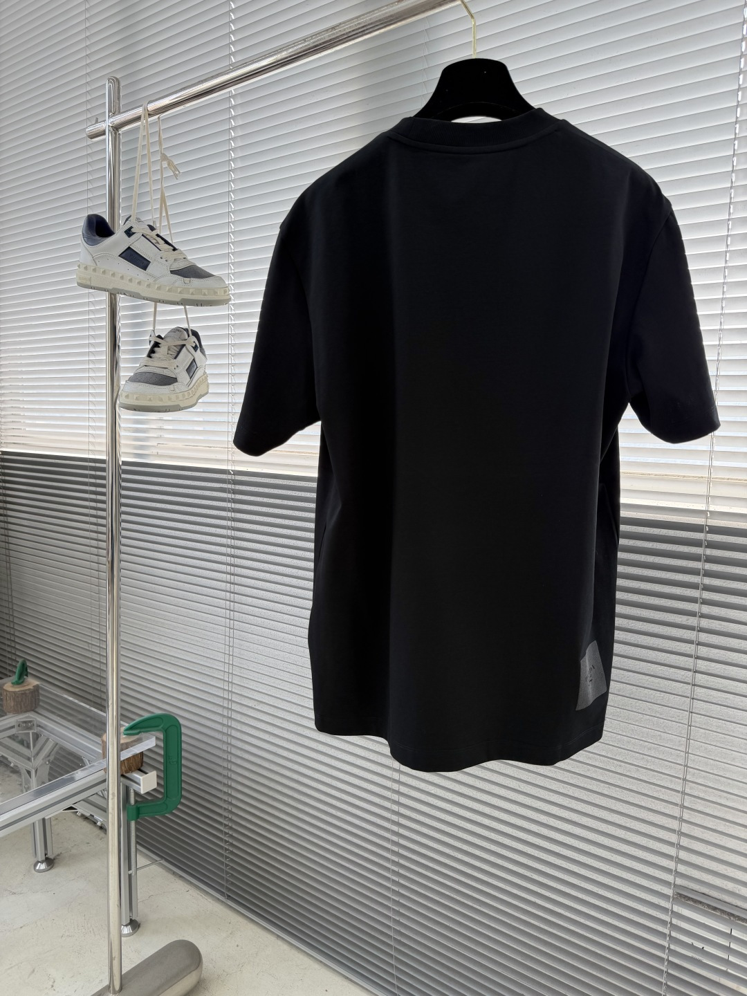 -PRAD 2026新款短袖 潮棉平纹面料，210克重，100%纯棉，手感挺括有型，穿着亲肤舒适。 前幅