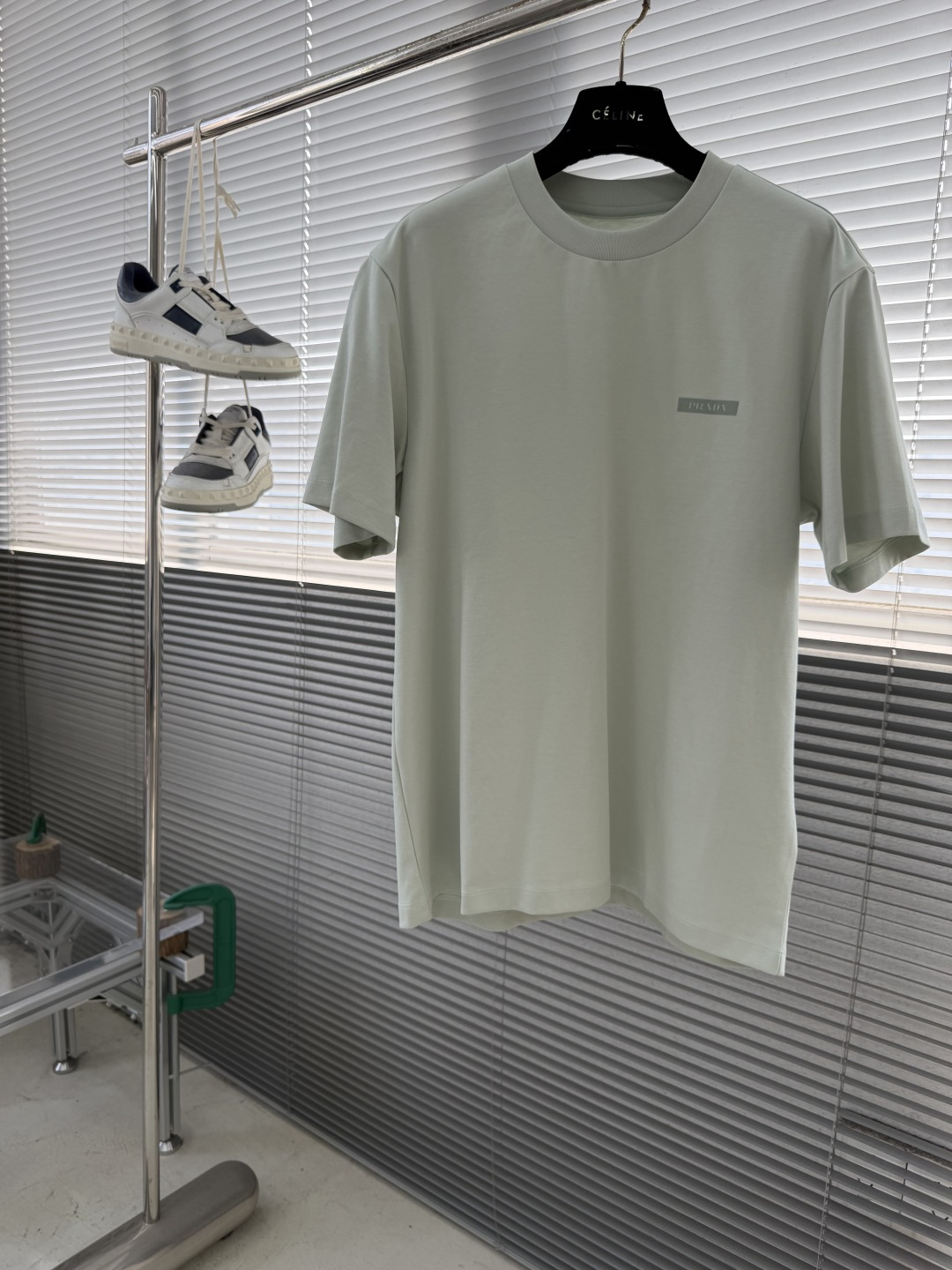 -PRAD 2026新款短袖 潮棉平纹面料，210克重，100%纯棉，手感挺括有型，穿着亲肤舒适。 前幅