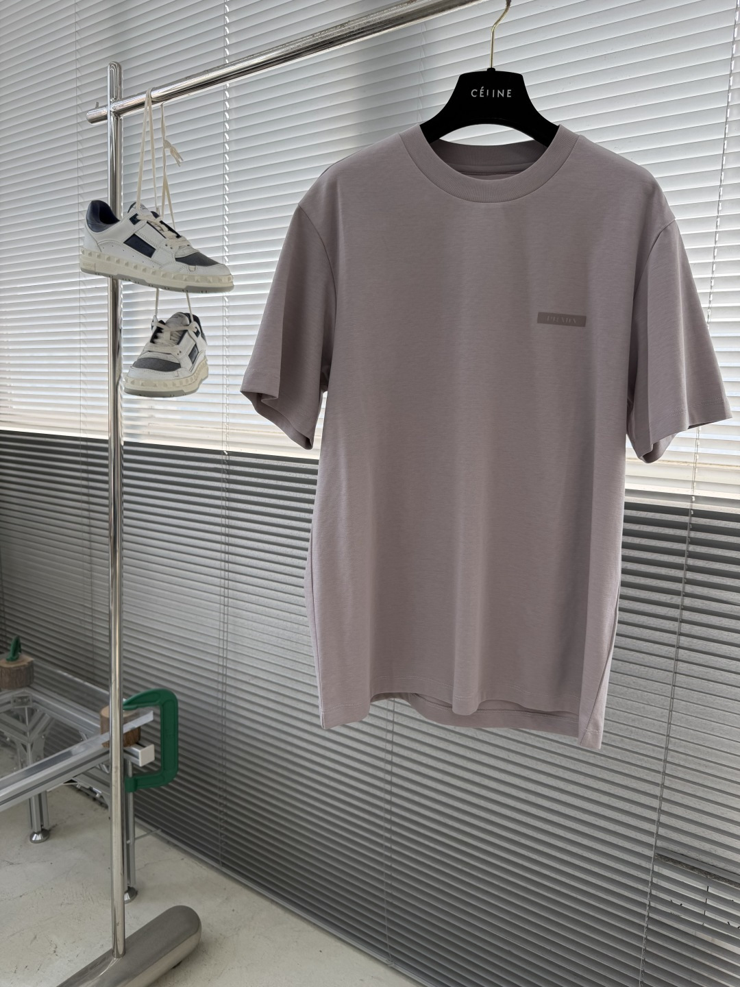 -PRAD 2026新款短袖 潮棉平纹面料，210克重，100%纯棉，手感挺括有型，穿着亲肤舒适。 前幅