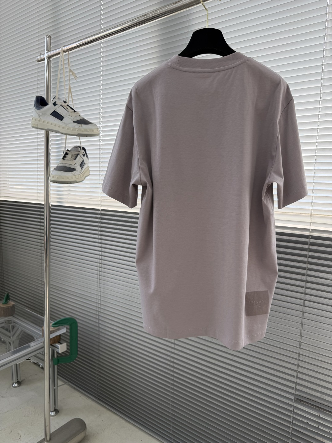 -PRAD 2026新款短袖 潮棉平纹面料，210克重，100%纯棉，手感挺括有型，穿着亲肤舒适。 前幅