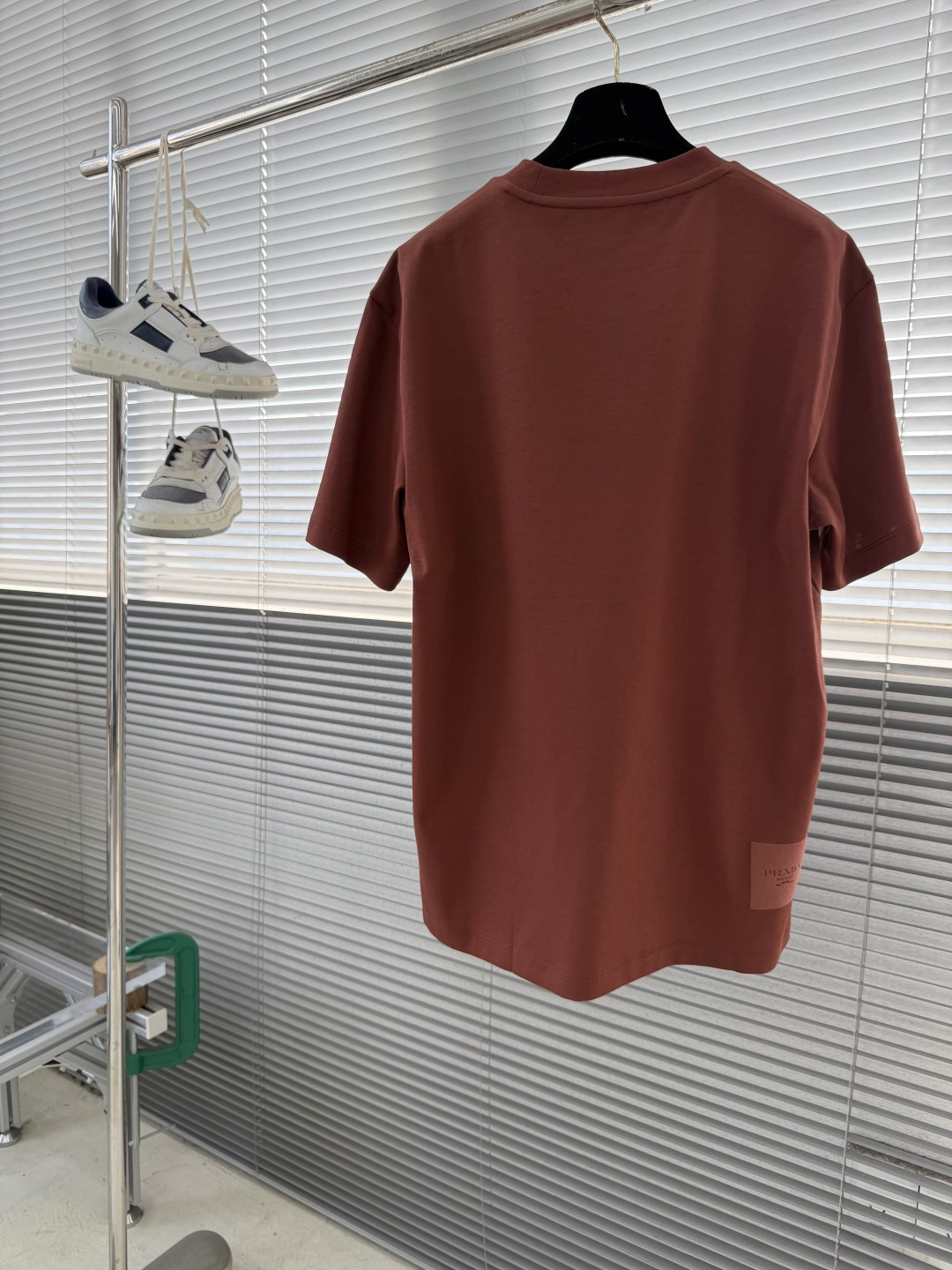 -PRAD 2026新款短袖 潮棉平纹面料，210克重，100%纯棉，手感挺括有型，穿着亲肤舒适。 前幅