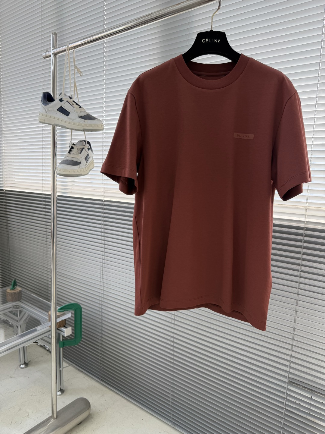 -PRAD 2026新款短袖 潮棉平纹面料，210克重，100%纯棉，手感挺括有型，穿着亲肤舒适。 前幅