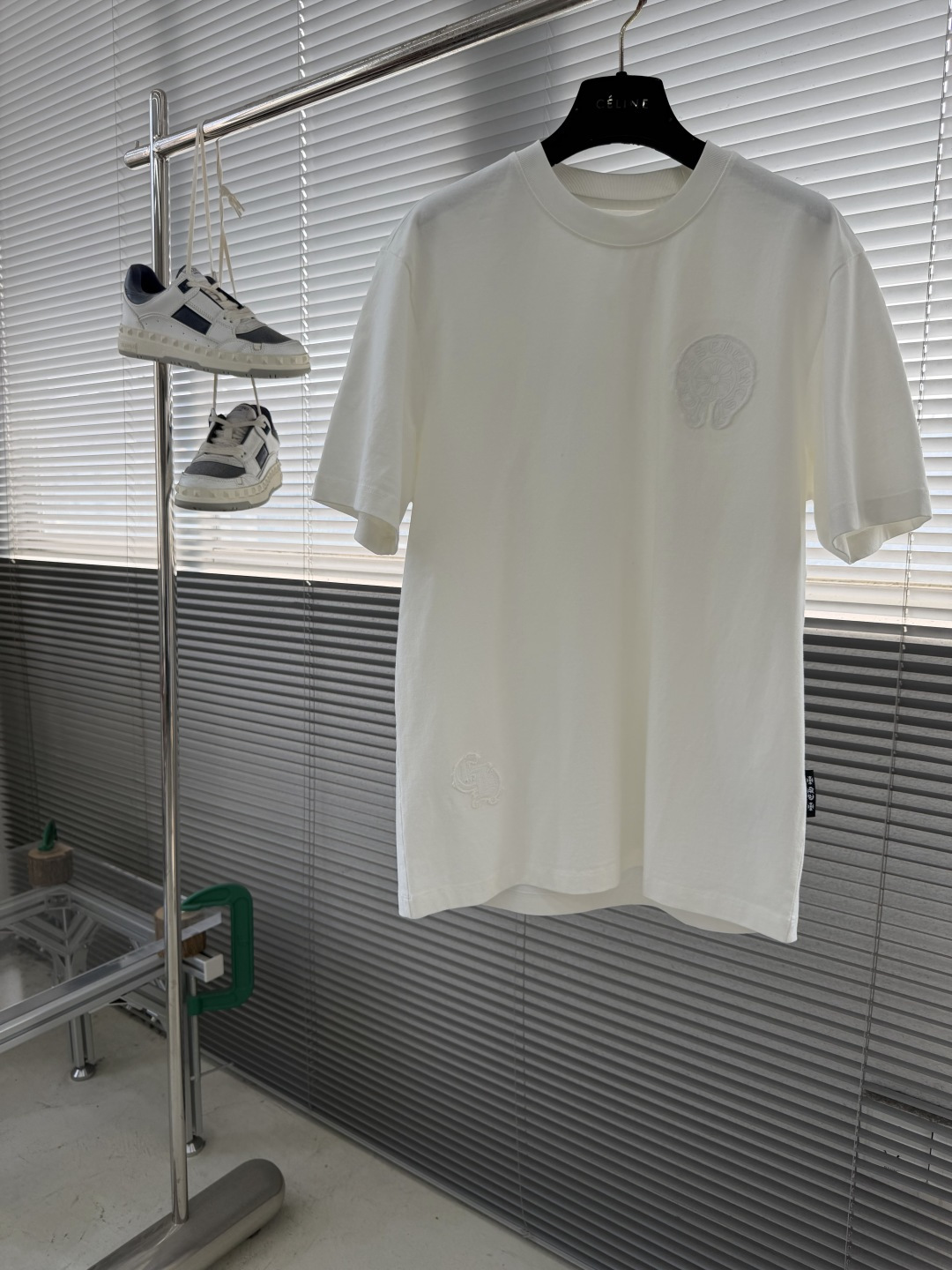 NO:917062,/1 piece 1/2 pieces (all sizes) -CH Croixin 2026 Spring and Summer Series Short Sleeve T-shirt Home Short Sleeve Size M-5XL Regular fit 1. Original trendy brand brushed plain fabric, 270 grams in weight, the fabric texture is smooth and clear, it feels crisp and stylish, soft and skin-friendly 2 The front and back panels use exquisite three-dimensional patch embroidery, the same color embroidery is exquisite and delicate, the same pattern logo is added on the side, chrome  hearts,T-shirt,tees,t-shirt,19860909/1件 1/2件（齐码） -CH 克罗心 2026春夏系列短袖T恤家短袖 码数M-5XL 常规版型 1.原创潮牌磨毛平纹面料,270克重,面料纹路平整清晰,手感挺括有型,柔软亲肤2前后幅采用精致立体的贴布刺绣,同色系刺绣精致细腻,侧面添加了同款图案标识,,chrome hearts,T-shirt,tees，t-shirt,,Men's clothing