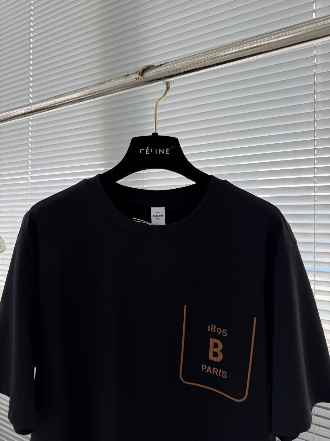 -BERLUT* 26春夏新款T恤这款短袖采用了双面液氨棉面料，处理后纤维更顺滑，手感软糯细腻，贴身穿无