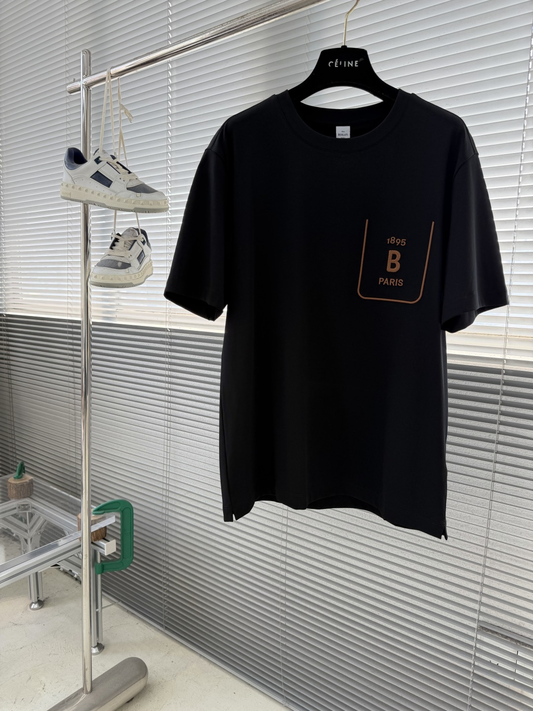 NO:743699,-BERLUT* 26 spring and summer new T-shirt  This short-sleeved shirt is made of double-sided liquid ammonia cotton fabric. After treatment, the fibers are smoother, softer and more delicate, and there is no friction and discomfort when worn next to the body. The wrinkle resistance is significantly improved than ordinary cotton. It is not easy to wrinkle when worn in daily life. It retains the natural breathable properties of cotton. It absorbs moisture quickly and wicks away moisture quickly. It is not stuffy and sweaty when worn in summer, and is highly refreshing. It is durable and durable.  Washable, the structure is more stable, it is less likely to shrink and deform after repeated washing, and the color is less likely to fade. The BERLUTI brand letters are printed on the chest to add embellishment. Black looks slim and versatile, while white looks clean and neat. It modifies the figure and can easily have a good figure. And it is very comfortable!  Whether it is daily wear or various occasions, you can easily hold it. Size 48-56 (M-3XL), men's clothing, T-shirt, tees, t-shirt,19860909-BERLUT* 26春夏新款T恤 这款短袖采用了双面液氨棉面料,处理后纤维更顺滑,手感软糯细腻,贴身穿无摩擦不适感,比普通棉抗皱度提升明显,日常穿着不易起褶,保留棉的天然透气属性,吸湿排汗快,夏季穿不闷汗、清爽度高.耐穿耐洗,结构更稳定,多次洗涤后不易缩水、变形,颜色也更不易褪色.胸前印上BERLUTI品牌字母印花增加点缀特色.黑色显瘦又百搭,白色则显得干净利落.修饰身材,轻松拥有好身材.而且它的舒适度很高！无论是日常穿搭还是各种场合,都能轻松hold住. 码数48-56（M-3XL）,男装,T-shirt,tees，t-shirt,,Women's clothing