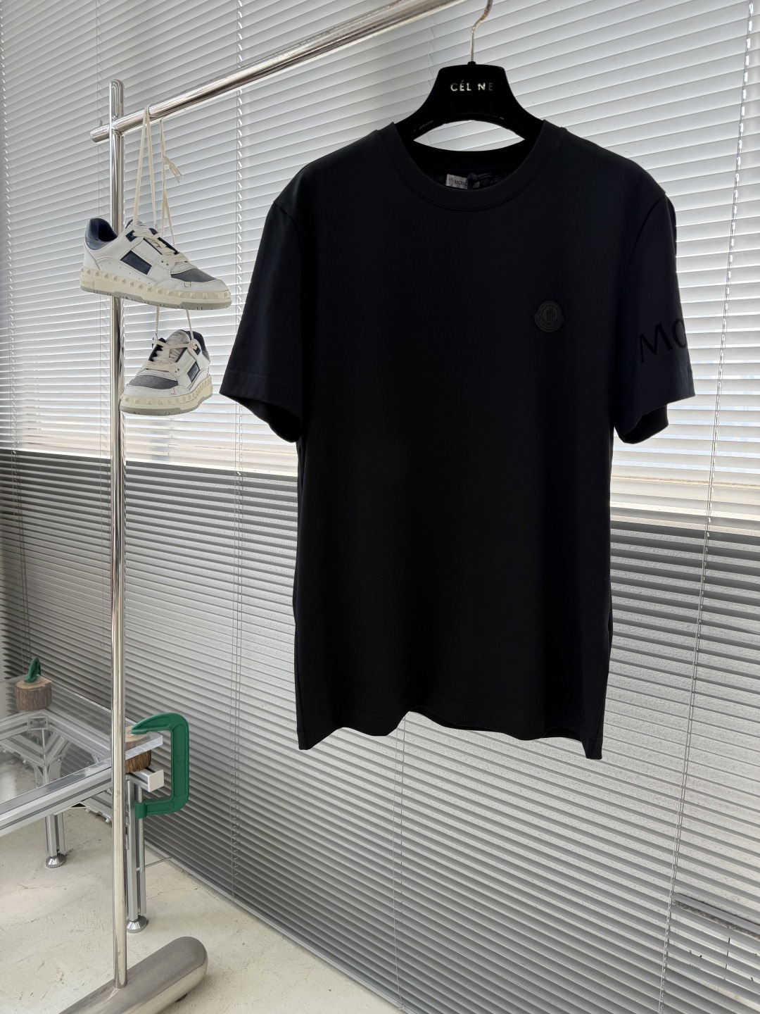 NO:743728,-mon 2026 Spring and Summer Short Sleeves This short-sleeved fabric is made of Xinjiang long-staple cotton. The fiber length and strength are far superior to ordinary cotton. The fabric is anti-pilling, anti-stretching, and breathable and sweat-absorbent, making it suitable for summer wear. The woven fabric has both softness and stiffness, and is not too thin. At the same time, it retains the 'silky smooth' touch of long-staple cotton and is highly skin-friendly.  The brand's unique imported silicone label is sewn on the chest of this T-shirt, which highlights its simple and low-key charm. The sleeves are flocked and have exquisite MONCLE* brand letters. The overall design is low-key without losing the ingenuity of the design. Size 48-56 (M-3XL), mask-clothing, Moncler, T-shirt, tees, t-shirt,19860909-mon 2026春夏短袖 这款短袖面料采用新疆长绒棉,纤维长度和强度远超普通棉,面料抗起球、抗拉伸,且透气吸汗,适合夏季穿着.织出的面料兼具柔软度与挺括感,不会过于单薄,同时保留长绒棉'丝绸般顺滑'的触感,亲肤性强. 这款T恤胸前缝制品牌独特进口硅胶标,彰显简约低调的魅力.袖子做了植绒工艺,精美的MONCLE*品牌字母,整体低调又不失设计巧思. 码数48-56（M-3XL）,蒙口-服装,Moncler,T-shirt,tees，t-shirt,,Women's clothing