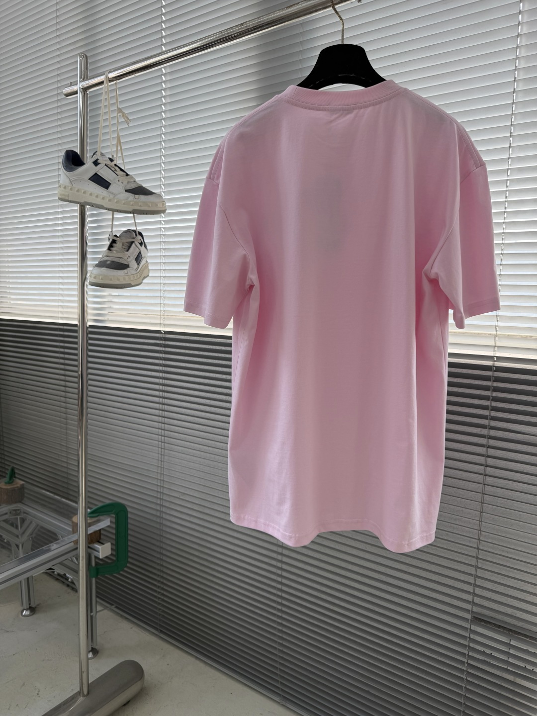 -Dio 2026春夏新品，100％全棉300g面料，柔软亲肤，挺阔有垂坠感。四线密边做工精细，前幅绣花
