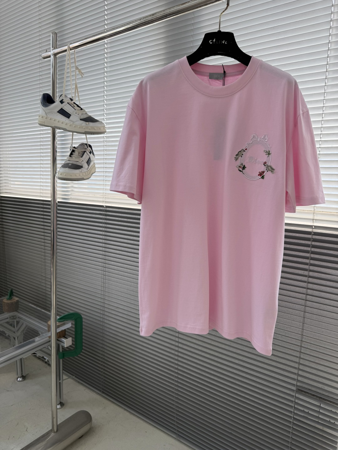 NO:743421,The highest version on the market, the girl inspects the goods, trims the three marks on the threads, and delivers the goods. You can post pictures and take videos. If you want quality and service, add me on WeChat. We will not accept urgent orders. -Dio 2026 spring and summer new product, 100% cotton g fabric, soft and skin-friendly, wide and drapey. The four-thread dense edge is finely made, embroidered on the front, with the logo, simple and elegant, and complete with three marks. Same style for men and women, size S M L XL, shoulder width 56.5 58  60.4 62 Length 70727476 Bust 106 114,Dior-clothing,dior,dior,19860909市面最高版本小妹验货、修剪线头上三标、发货可发图及拍视频,要品质要服务的加我微信,不接急单. -Dio 2026春夏新品,全棉g面料,柔软亲肤,挺阔有垂坠感.四线密边做工精细,前幅绣花,配合logo标识,简洁大方,三标齐全. 男女同款 码数S M L XL 肩宽56.5 58 60.4 62 衣长70727476 胸围 106 114,迪奥-服装,dior,dior,,Women's clothing